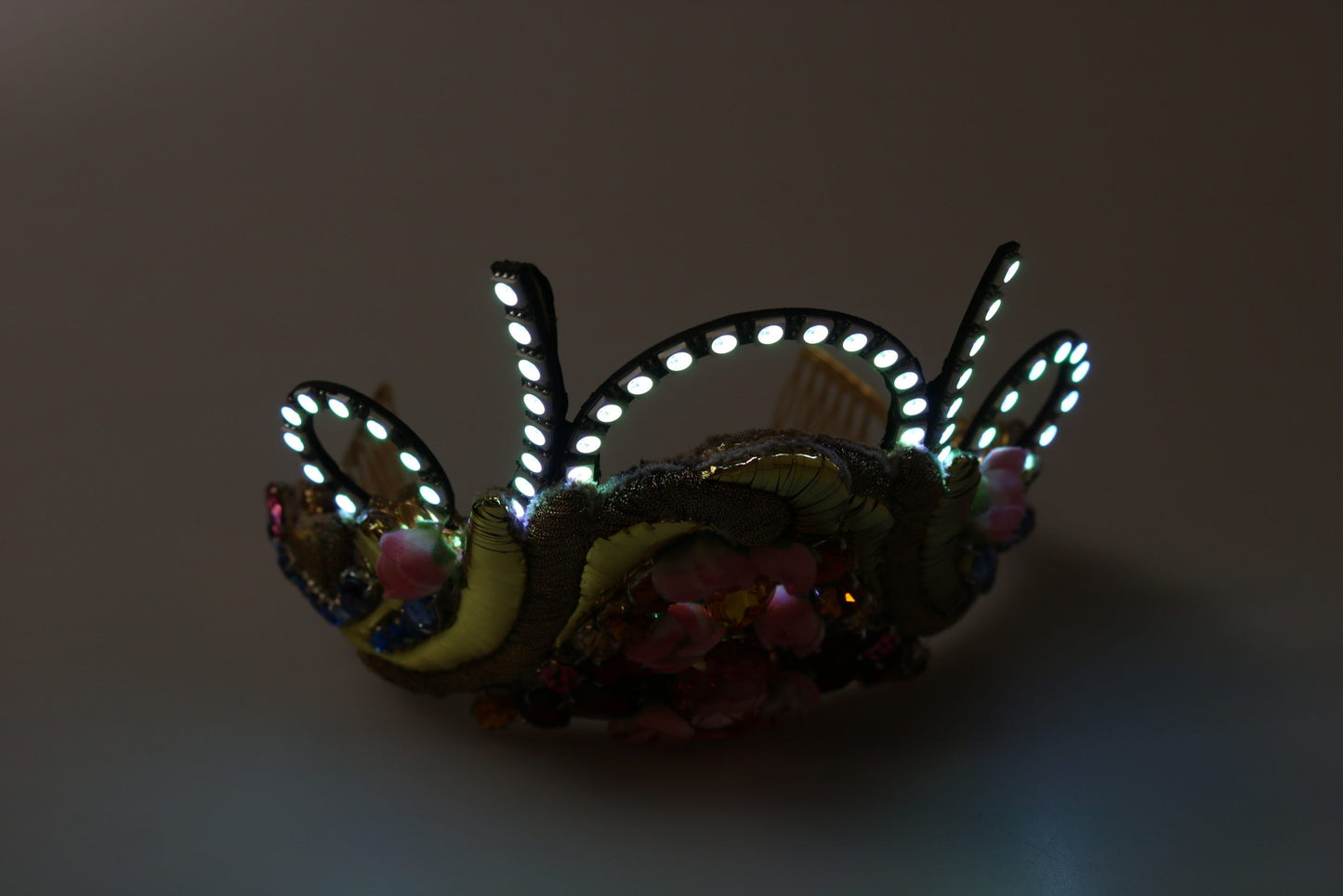 Couronne diadème Dolce & Gabbana en laiton doré avec cristaux floraux et lumières LED