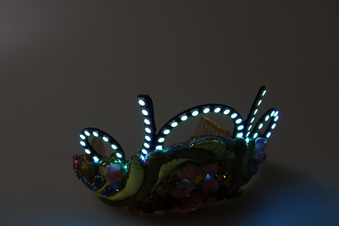 Couronne diadème Dolce & Gabbana en laiton doré avec cristaux floraux et lumières LED