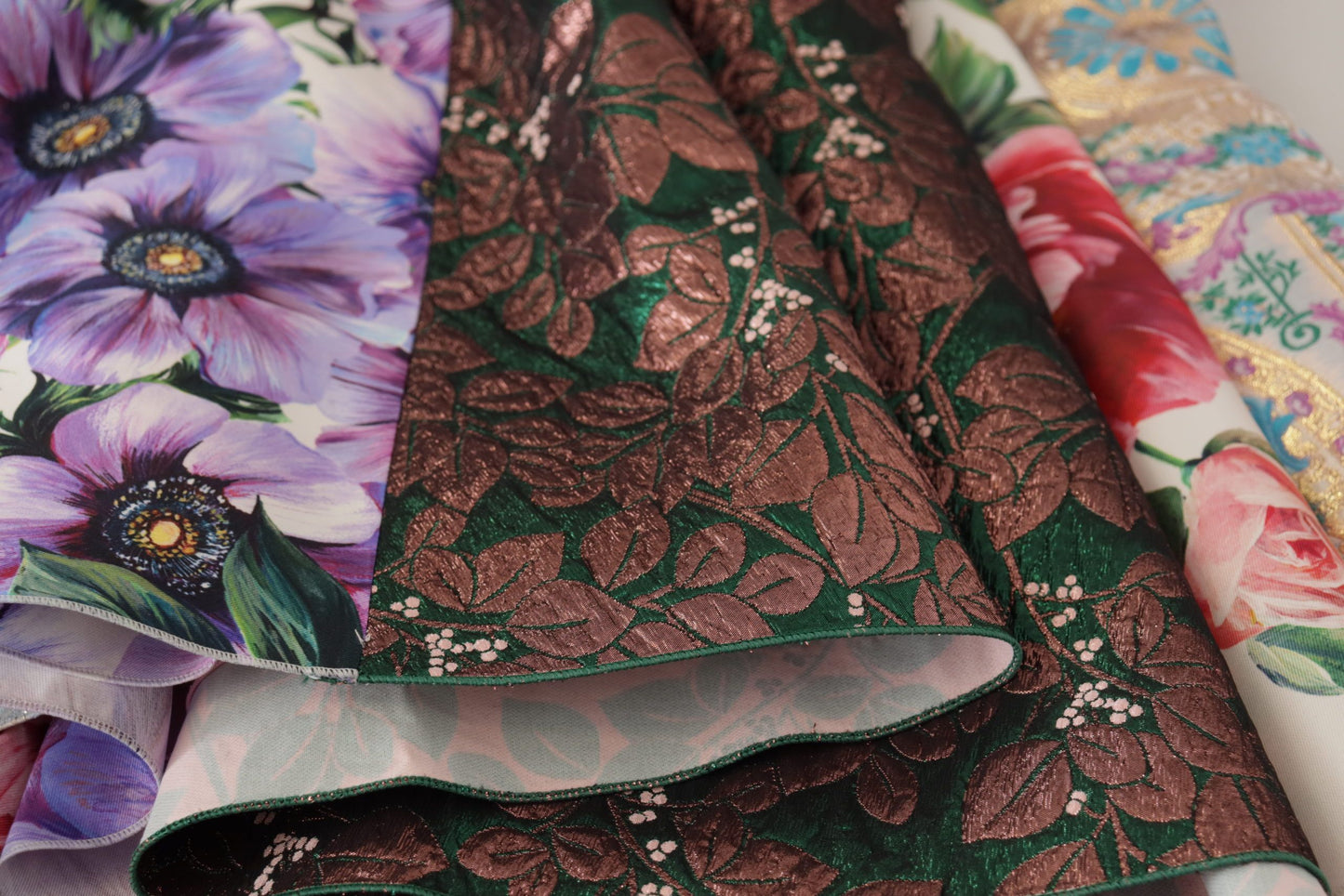 Robe mi-longue Dolce & Gabbana en patchwork de soie à imprimé floral