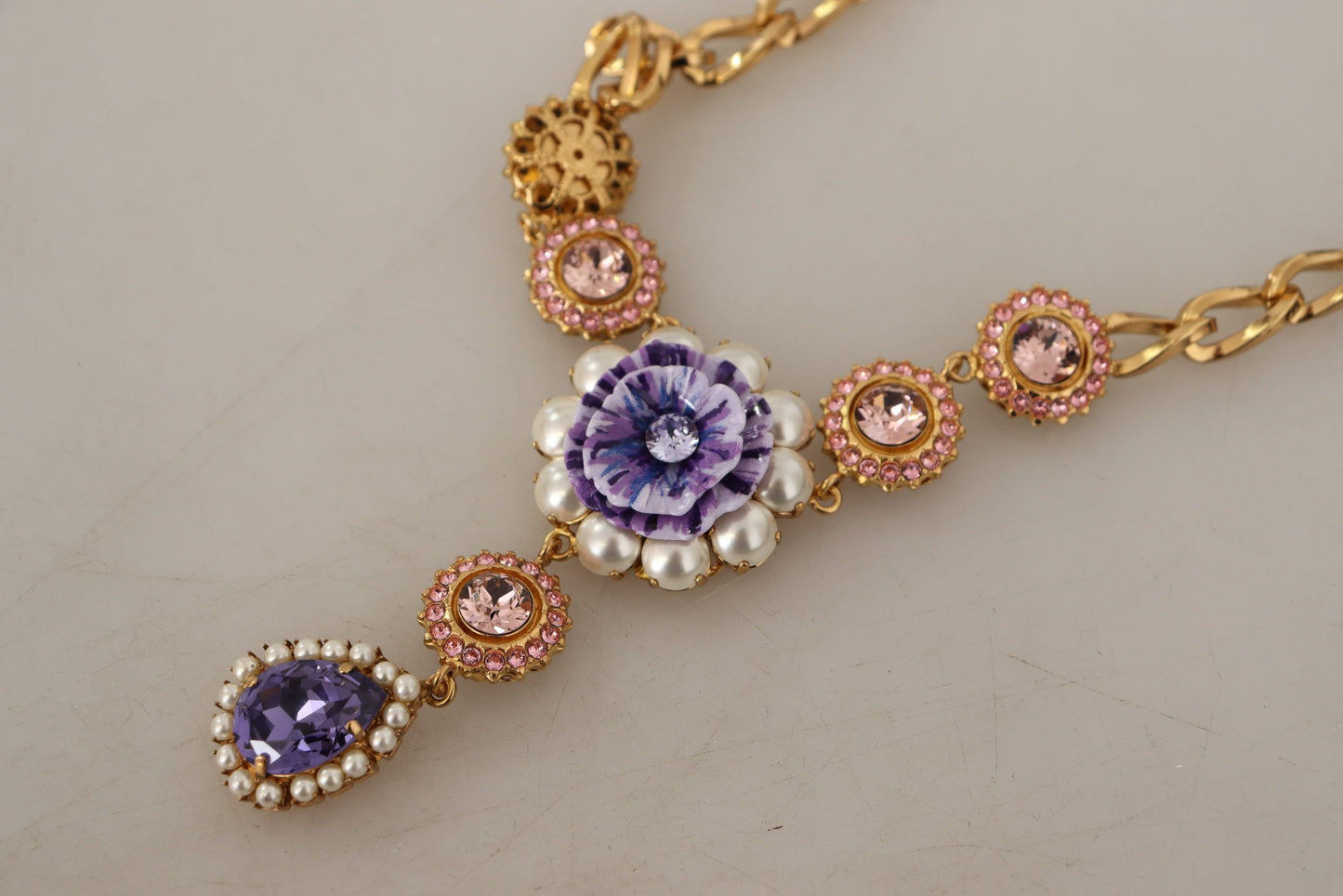 Collier Dolce & Gabbana avec pendentifs en laiton doré et perles violettes et roses