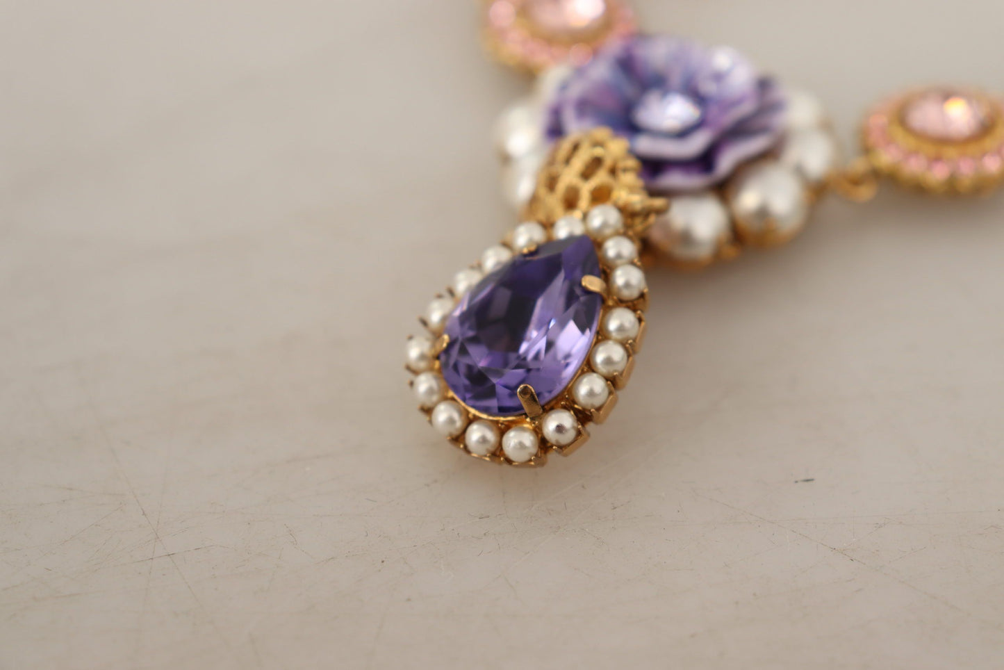 Collier Dolce & Gabbana avec pendentifs en laiton doré et perles violettes et roses