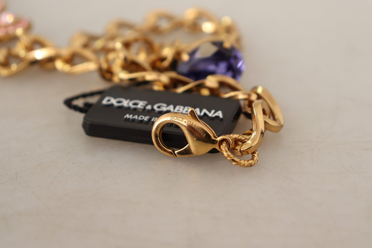 Collier Dolce & Gabbana avec pendentifs en laiton doré et perles violettes et roses