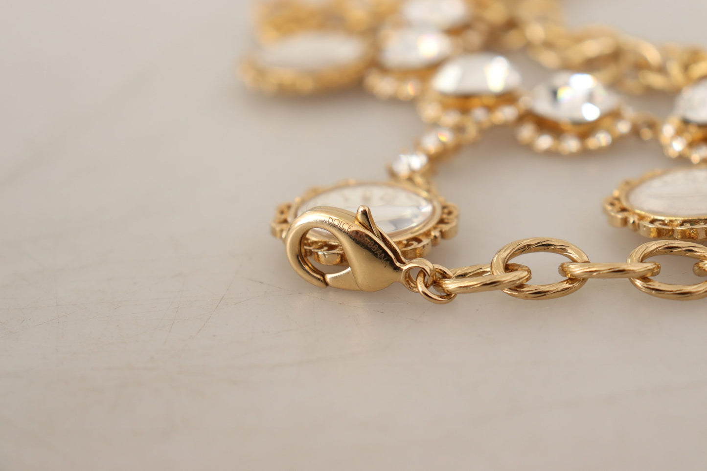 Collier Dolce & Gabbana avec chaîne en cristal et horloge dorée