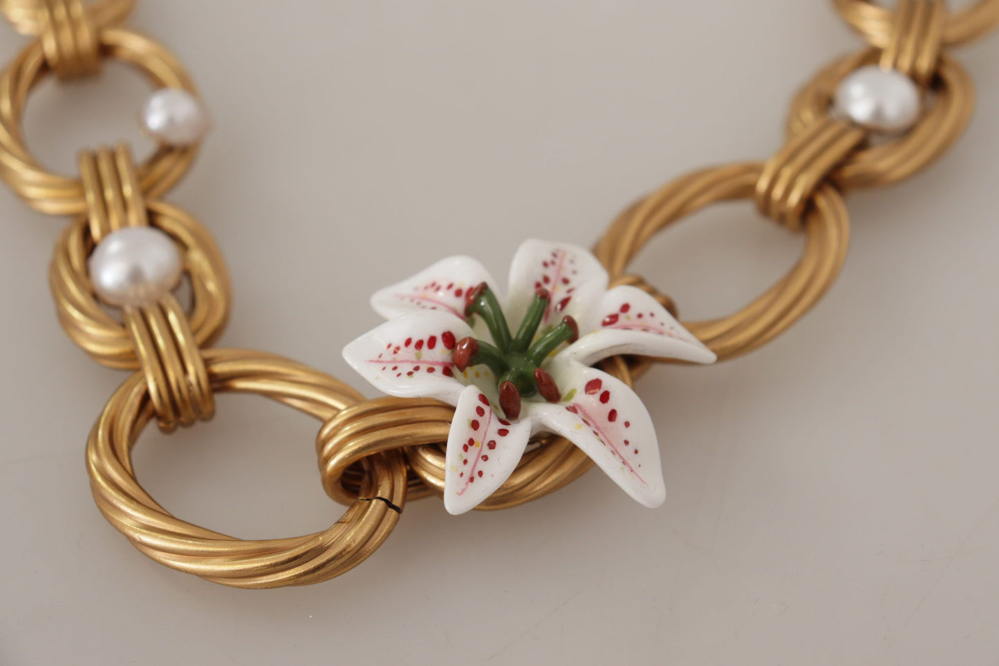 Collier Dolce & Gabbana en or et orné de fleurs de lys blanc