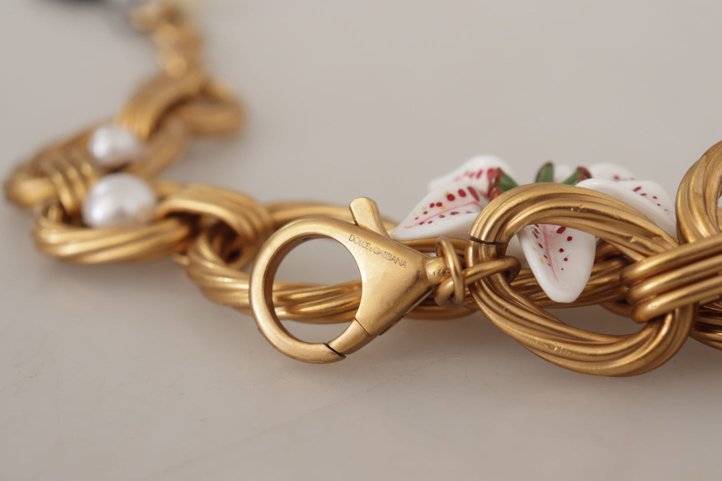 Collier Dolce & Gabbana en or et orné de fleurs de lys blanc