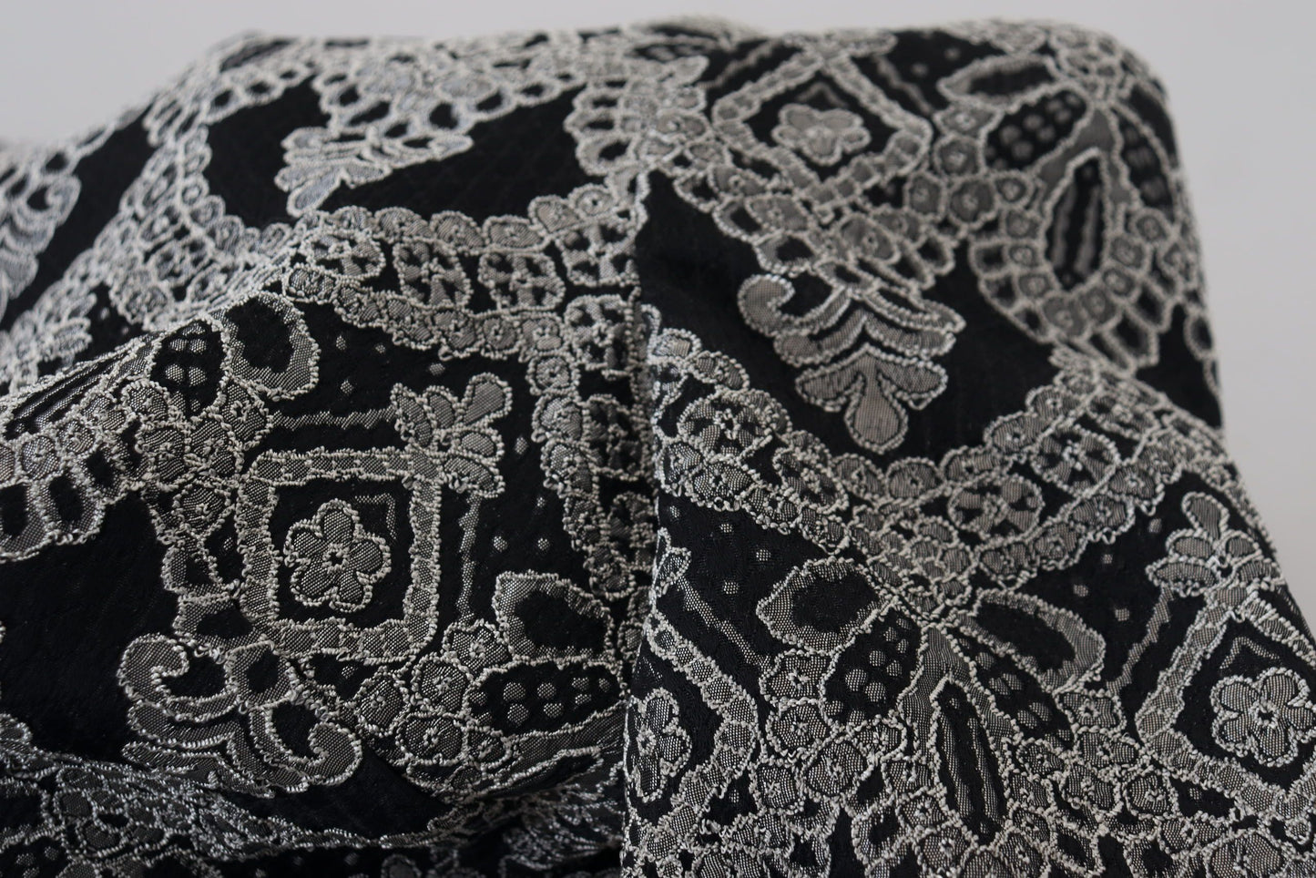 Dolce & Gabbana – Schwarz-graues, figurbetontes Jacquard-Etuikleid