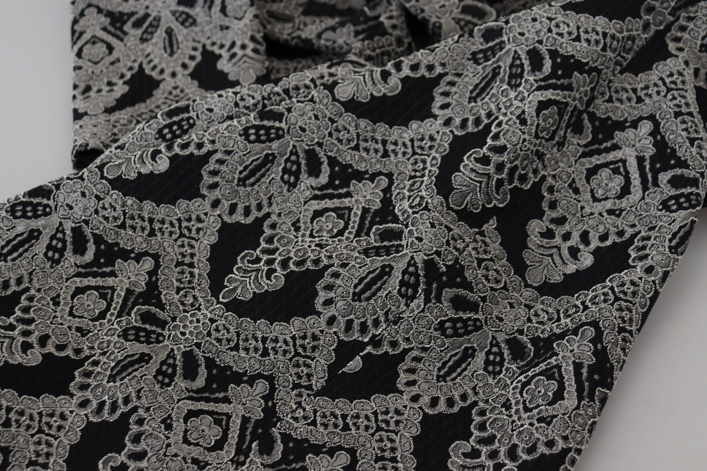 Dolce & Gabbana – Schwarz-graues, figurbetontes Jacquard-Etuikleid