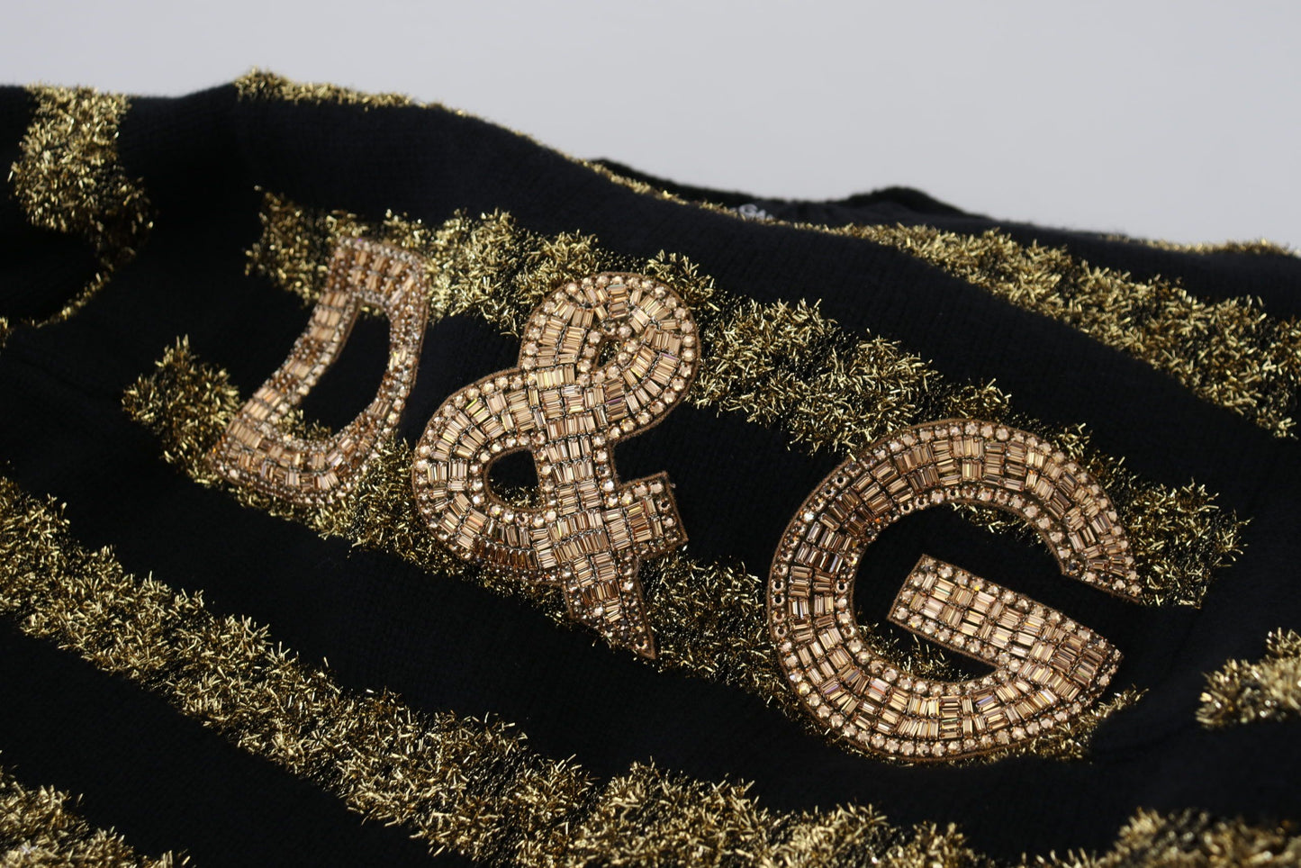 Pull en cachemire Dolce & Gabbana noir et or avec cristaux D&G