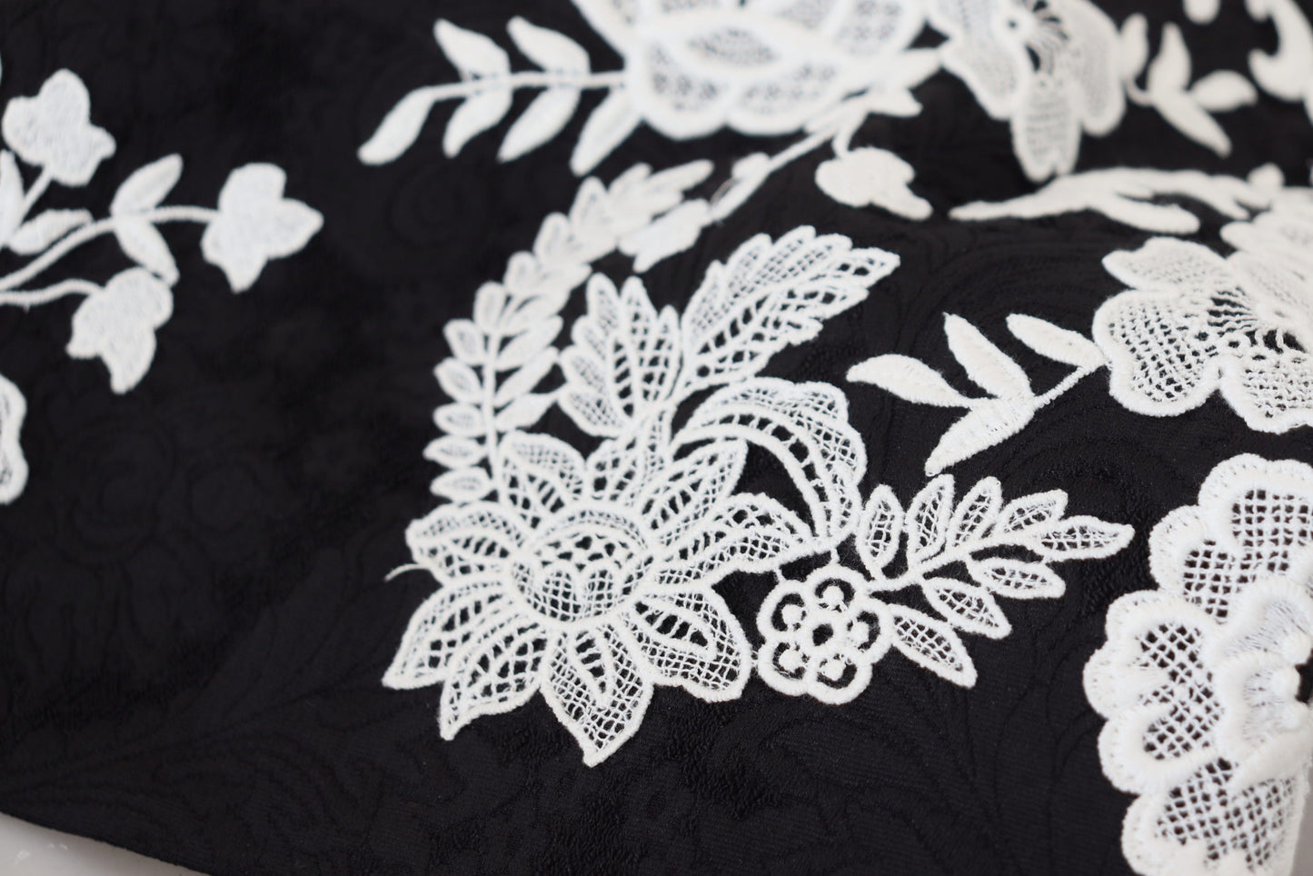 Robe trapèze à manches mi-longues et bordure en dentelle noire Dolce & Gabbana