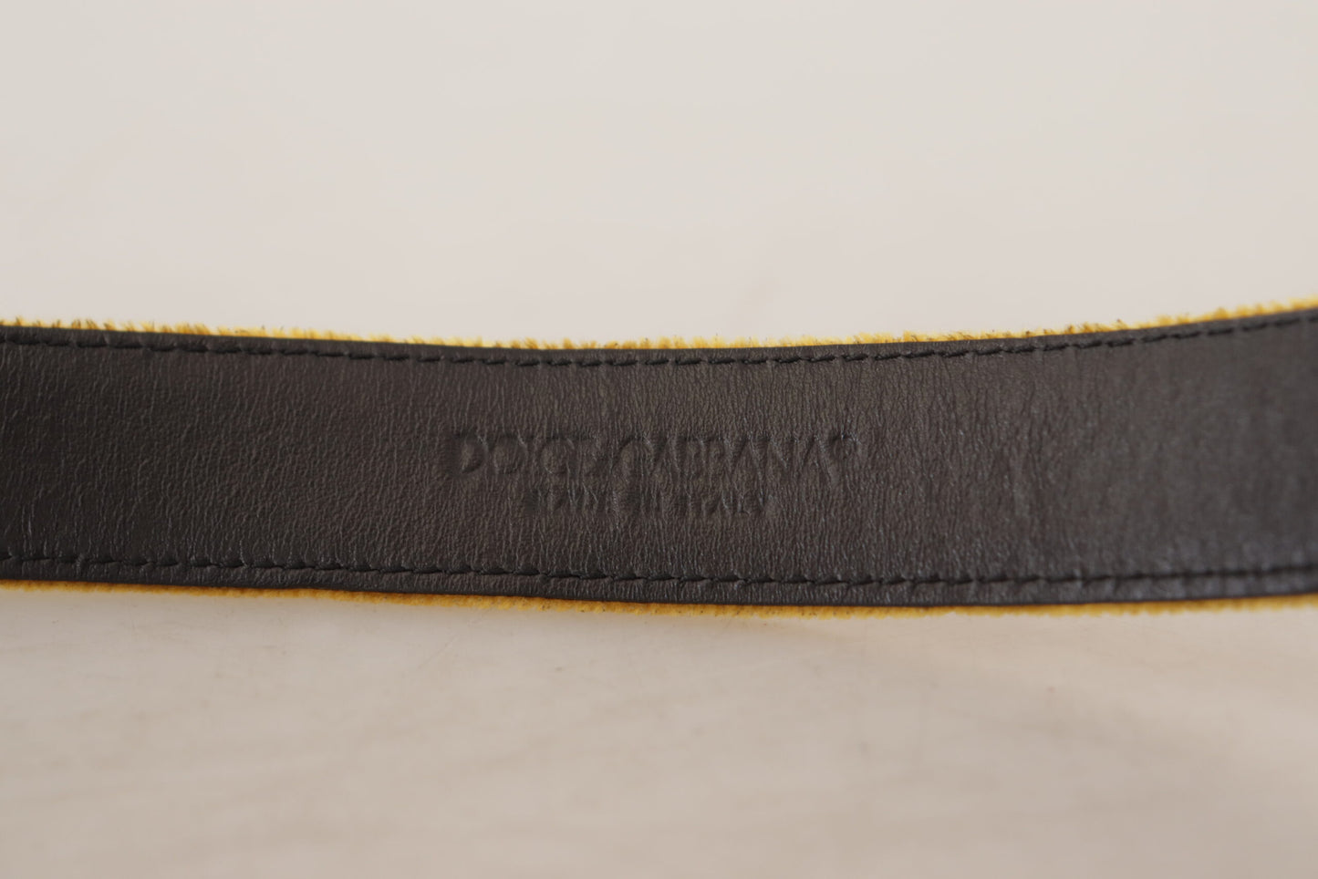 Dolce & Gabbana – Senfgelber Samtgürtel mit goldener Logogravur und Metallschnalle