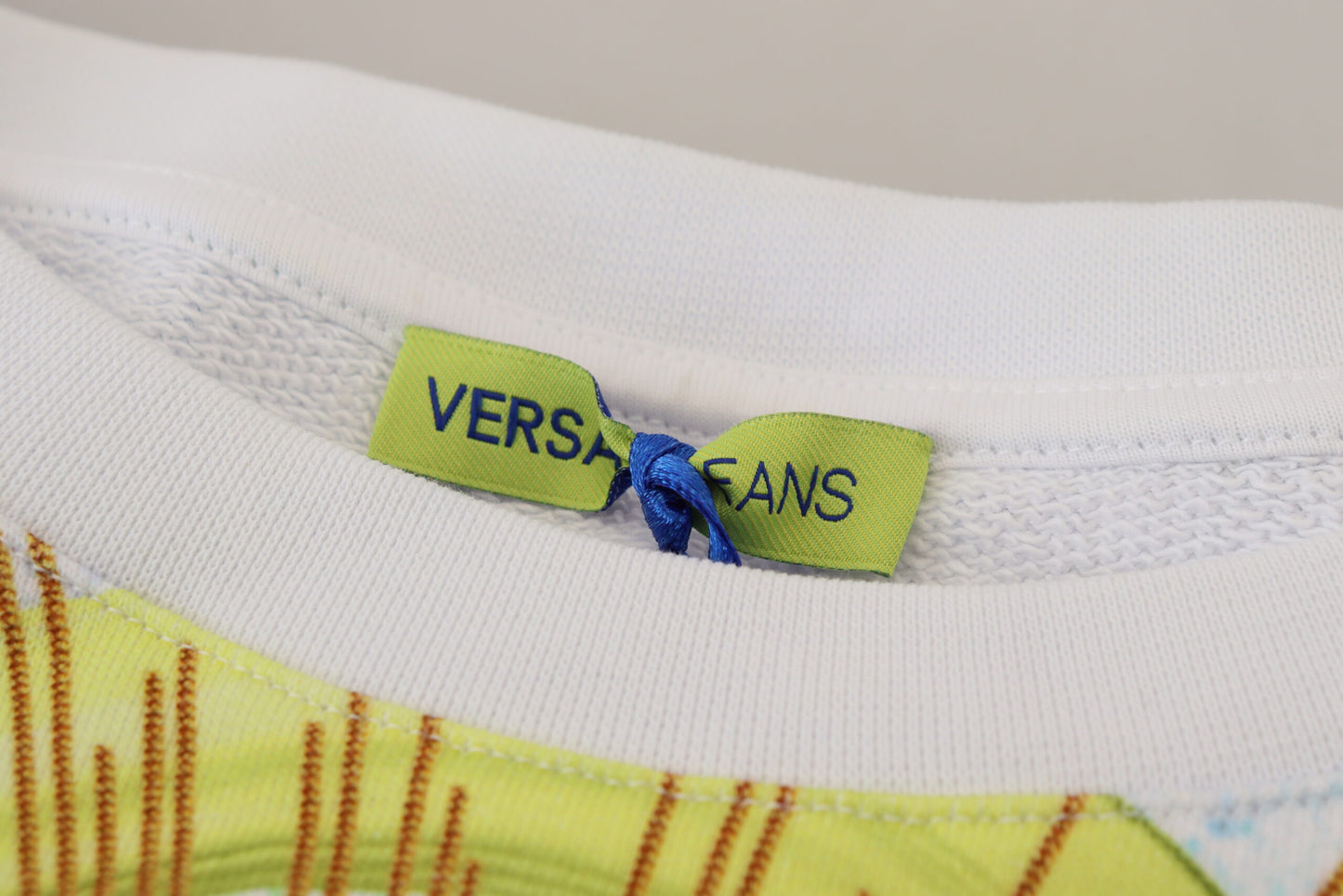Pull à manches longues blanc à imprimé graphique Versace Jeans