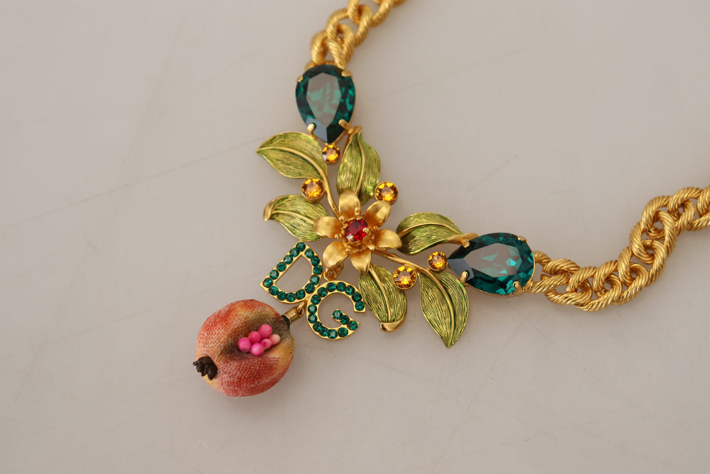 Collier Dolce & Gabbana en laiton doré avec logo en cristal et motif floral fruité