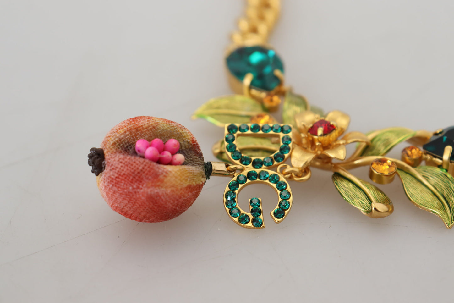 Collier Dolce & Gabbana en laiton doré avec logo en cristal et motif floral fruité