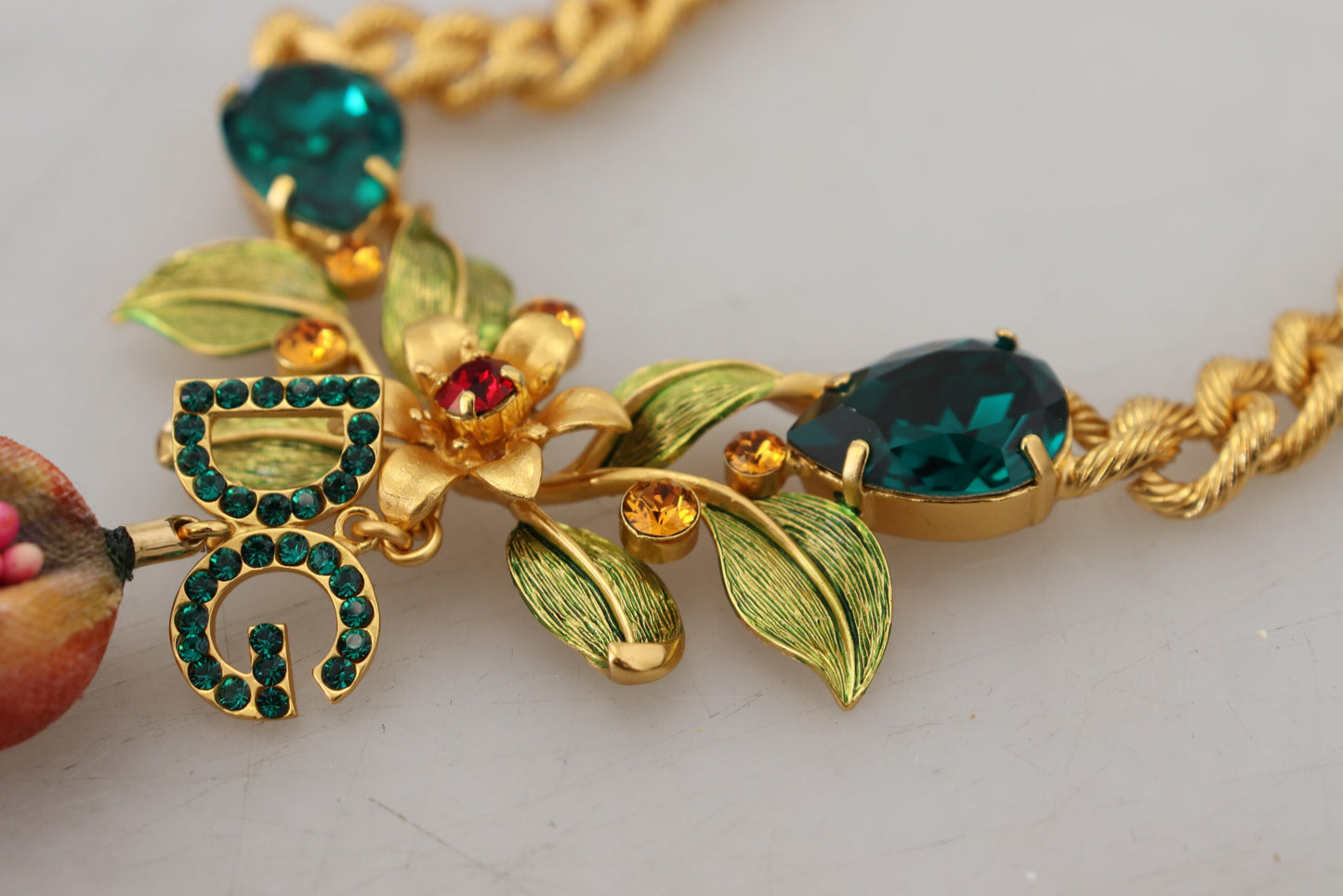 Collier Dolce & Gabbana en laiton doré avec logo en cristal et motif floral fruité