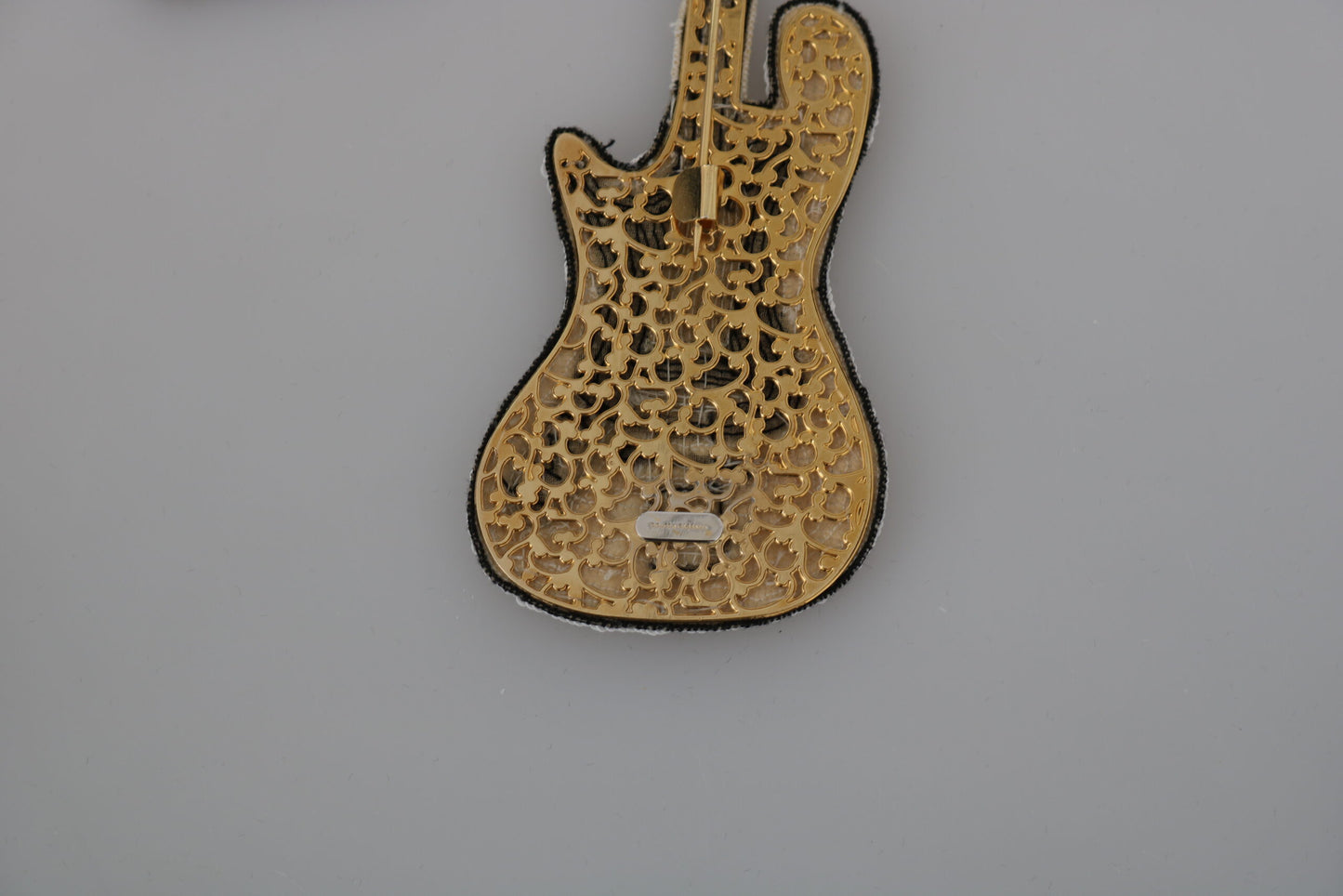 Broche guitare Dolce & Gabbana en laiton doré et perles