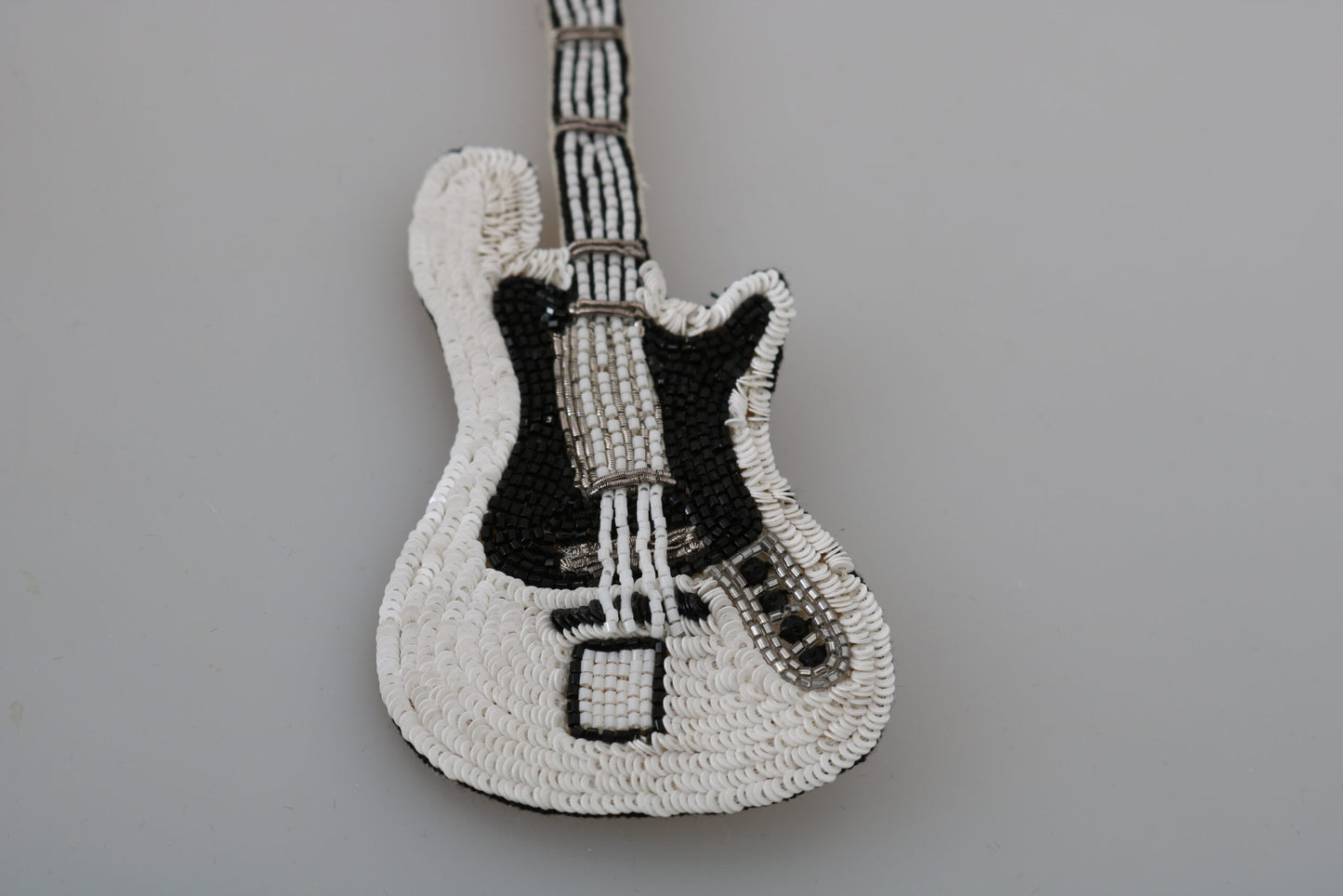 Broche guitare Dolce & Gabbana en laiton doré et perles