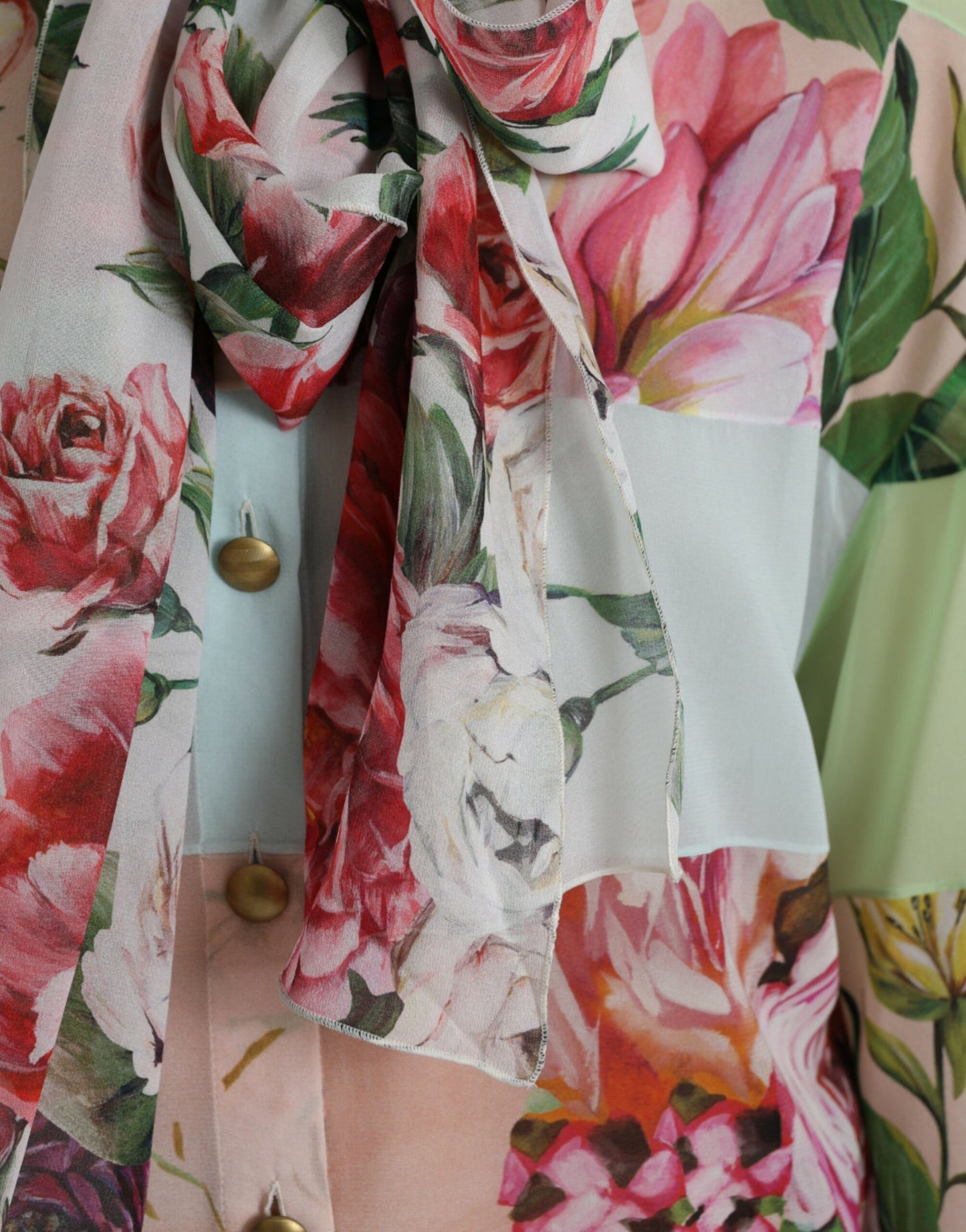 Dolce & Gabbana, mehrfarbiges Oberteil mit Ascot-Kragen und Blumen-Patchwork