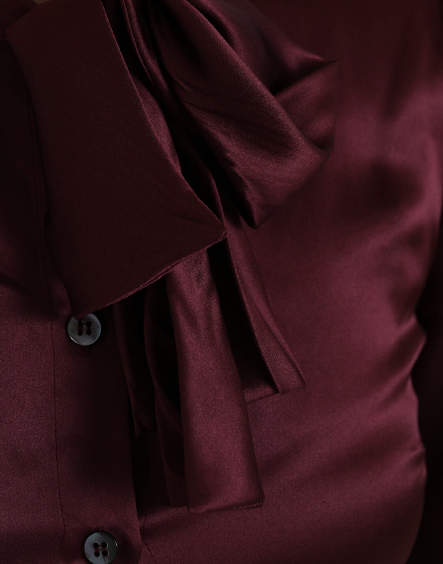 Dolce & Gabbana – Kastanienbraune Bluse mit Ascot-Kragen und langen Ärmeln