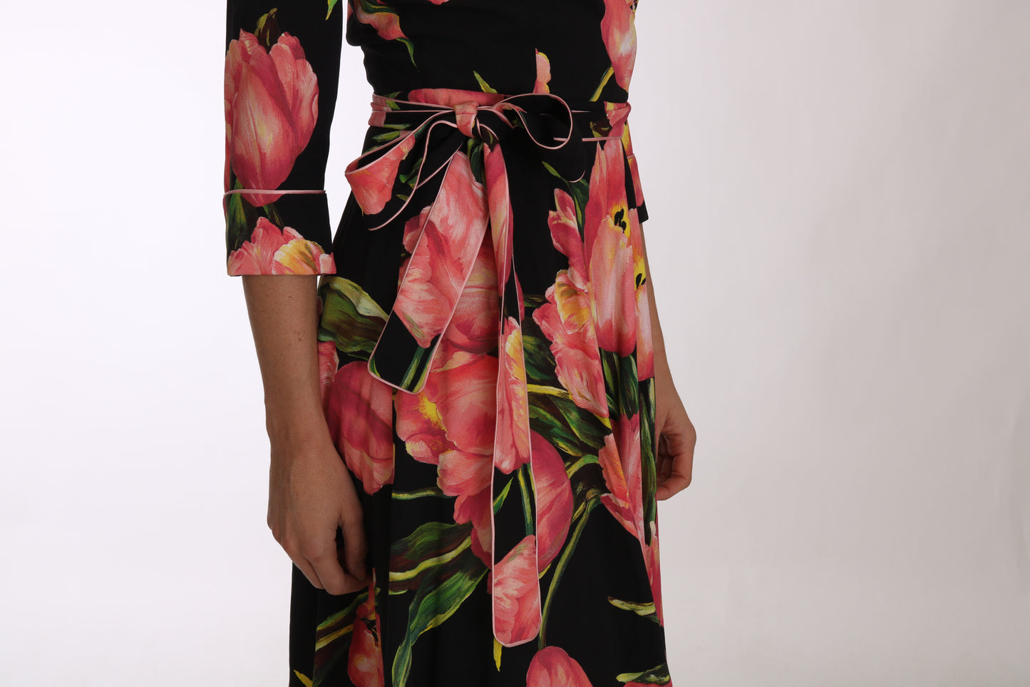 Robe droite extensible à imprimé tulipes noires et roses Dolce & Gabbana