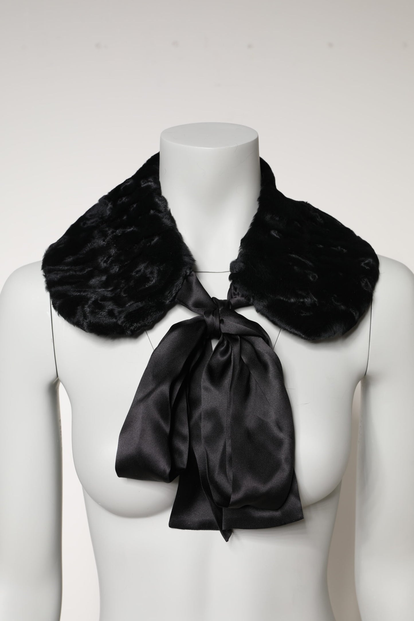 Écharpe d'hiver en fourrure d'agneau noire Dolce & Gabbana pour femme