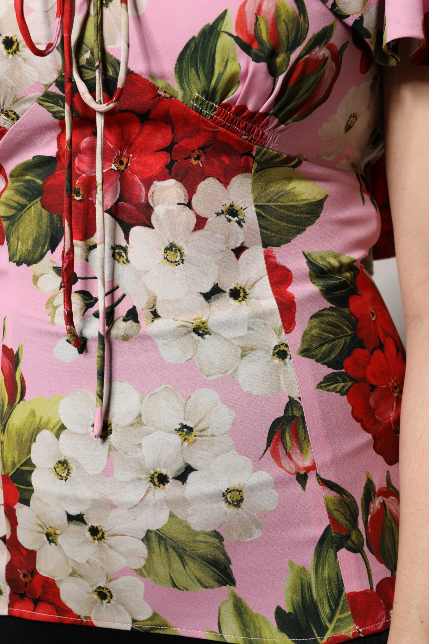 Dolce & Gabbana – Kurzärmliges Blusenoberteil aus Seide mit Blumenmuster in Rosa