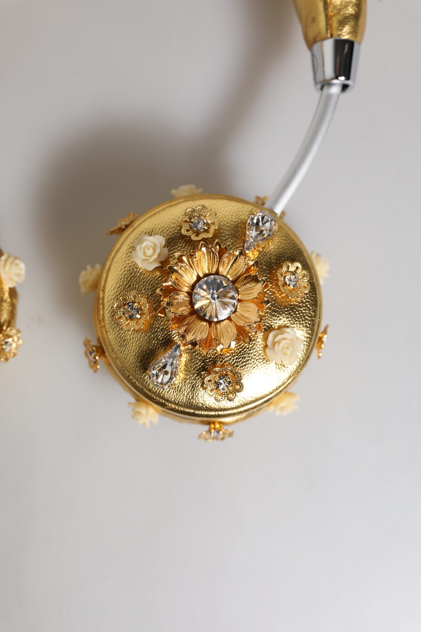 Casque audio Dolce & Gabbana en cuir doré avec motif floral et cristaux Angel