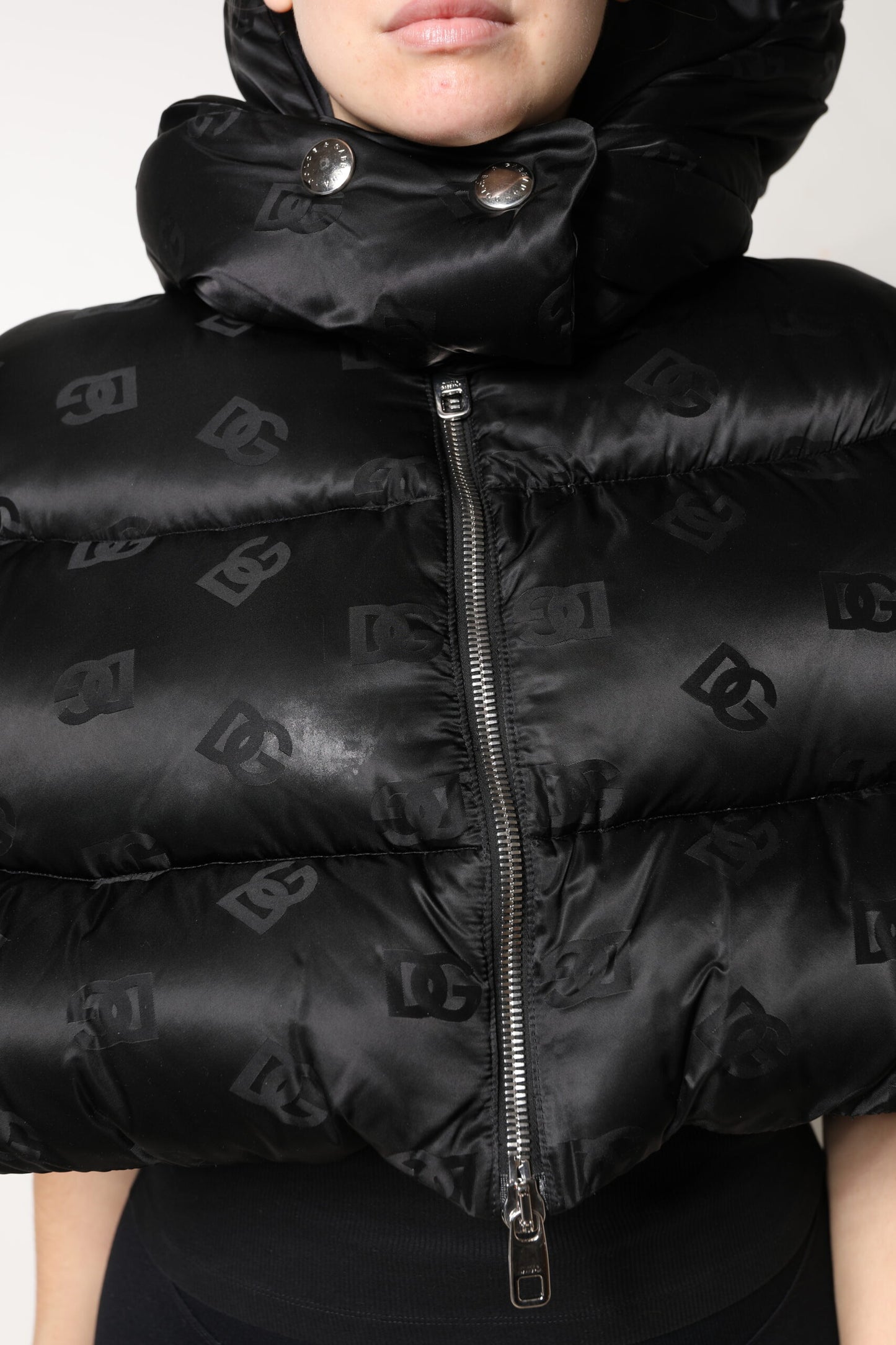Dolce & Gabbana Doudoune courte noire à capuche et fermeture éclair intégrale