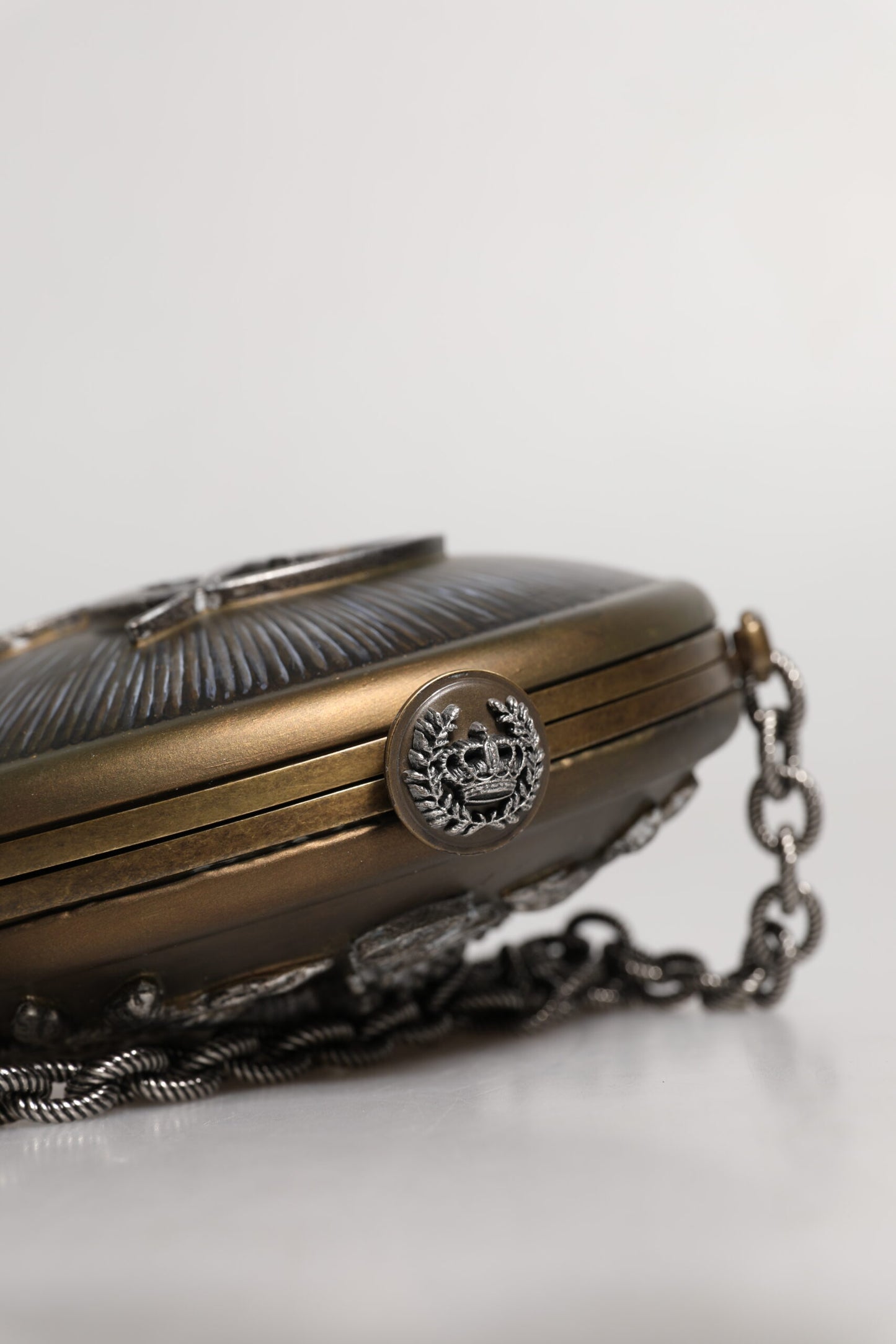 Dolce & Gabbana – Clutch mit DG-Krone aus goldfarbenem Messing und Metall