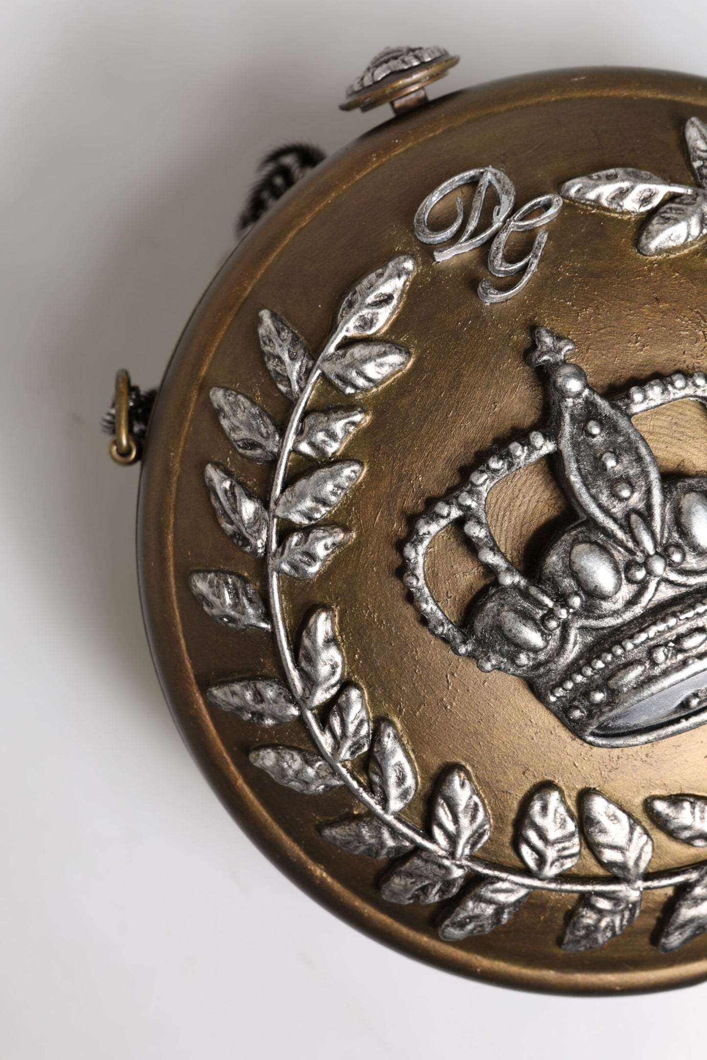 Dolce & Gabbana – Clutch mit DG-Krone aus goldfarbenem Messing und Metall