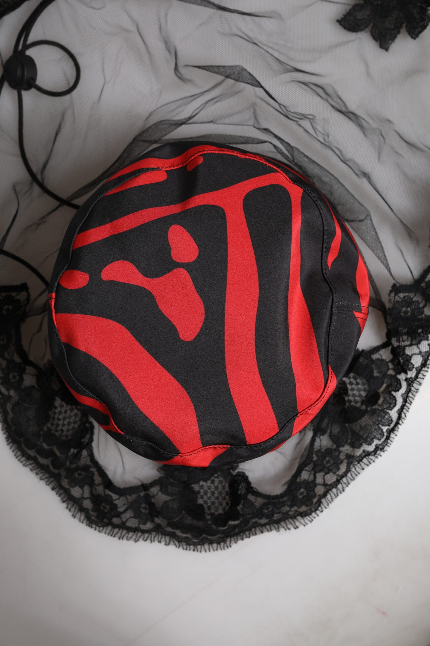 Chapeau bob en tulle et dentelle à rayures noires et rouges Dolce & Gabbana