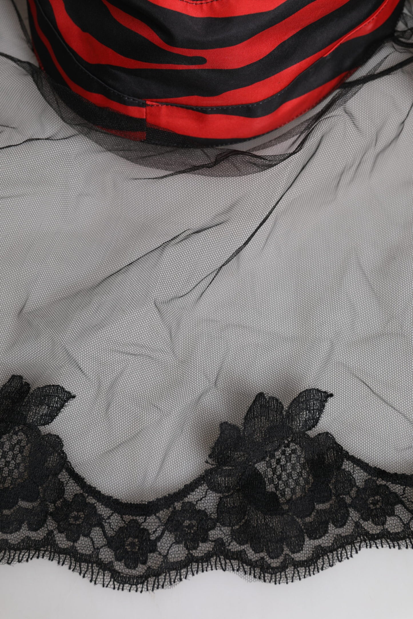 Chapeau bob en tulle et dentelle à rayures noires et rouges Dolce & Gabbana