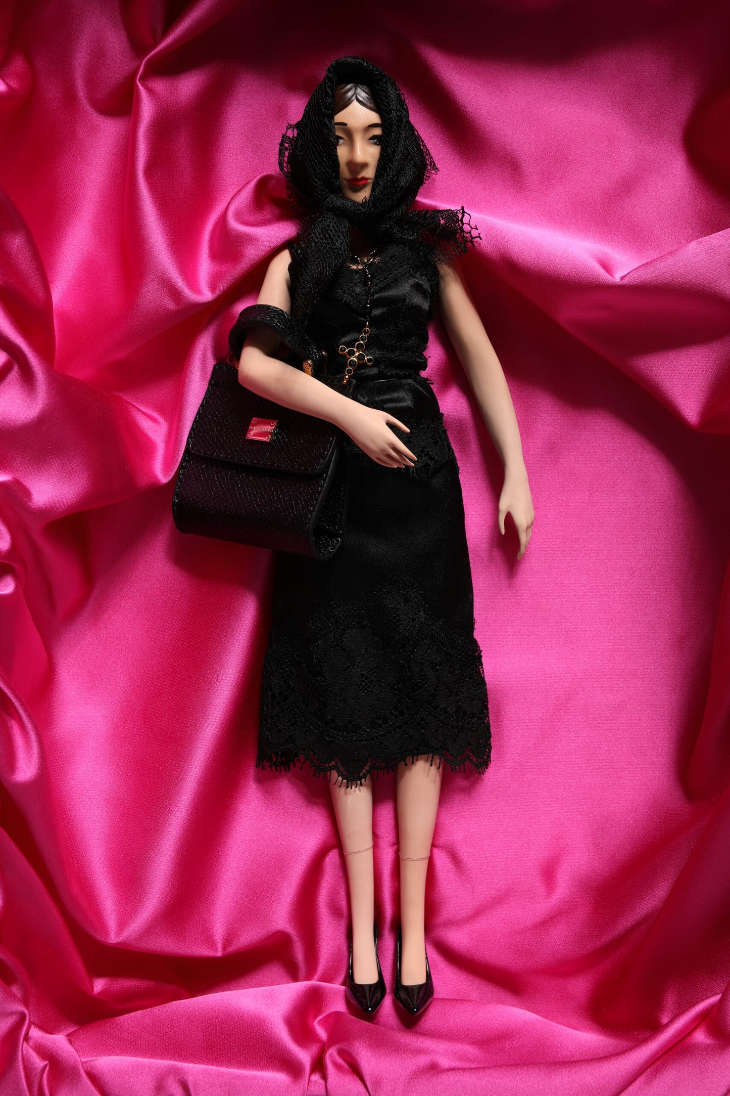 Poupées Dolce & Gabbana en céramique, porcelaine, cuir et robe noire