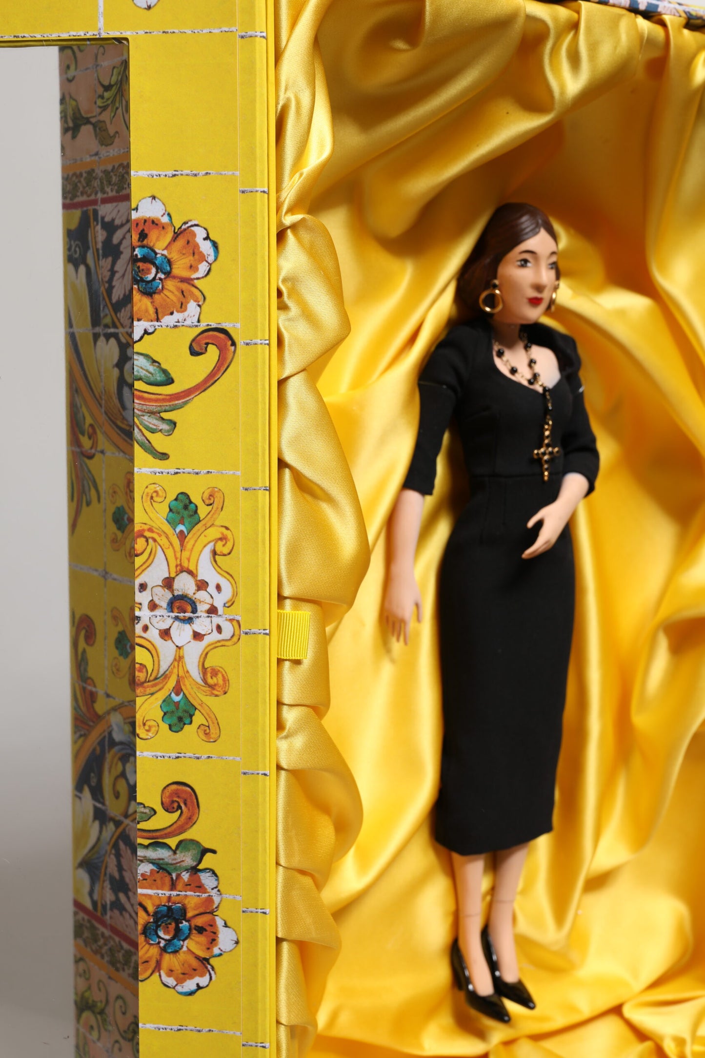 Poupées Dolce & Gabbana en céramique, porcelaine, cuir et robe noire