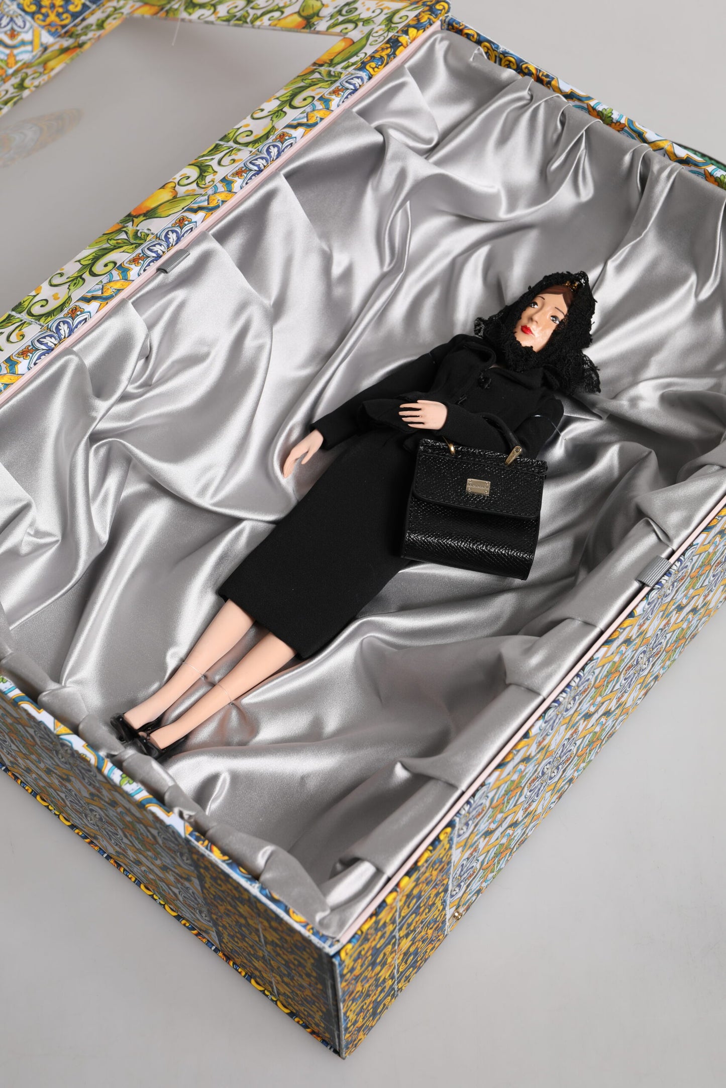 Poupées Dolce & Gabbana en céramique, porcelaine, cuir et robe noire