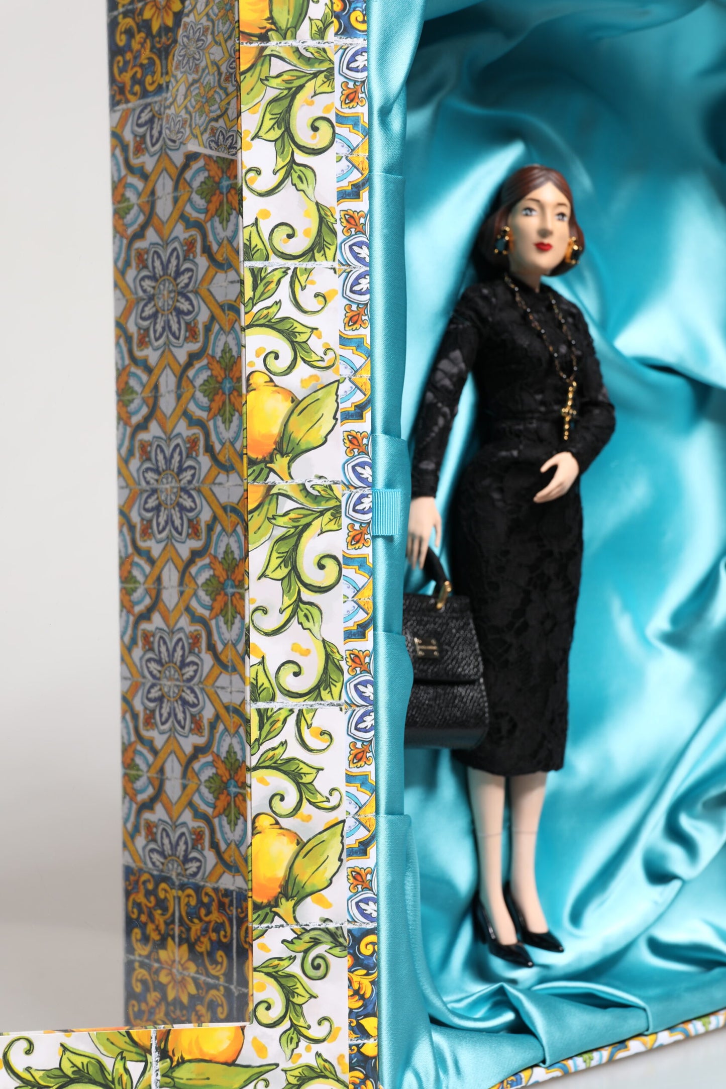 Robe noire Dolce & Gabbana MARIA Défilé de mode en porcelaine Poupées en cuir Sicily