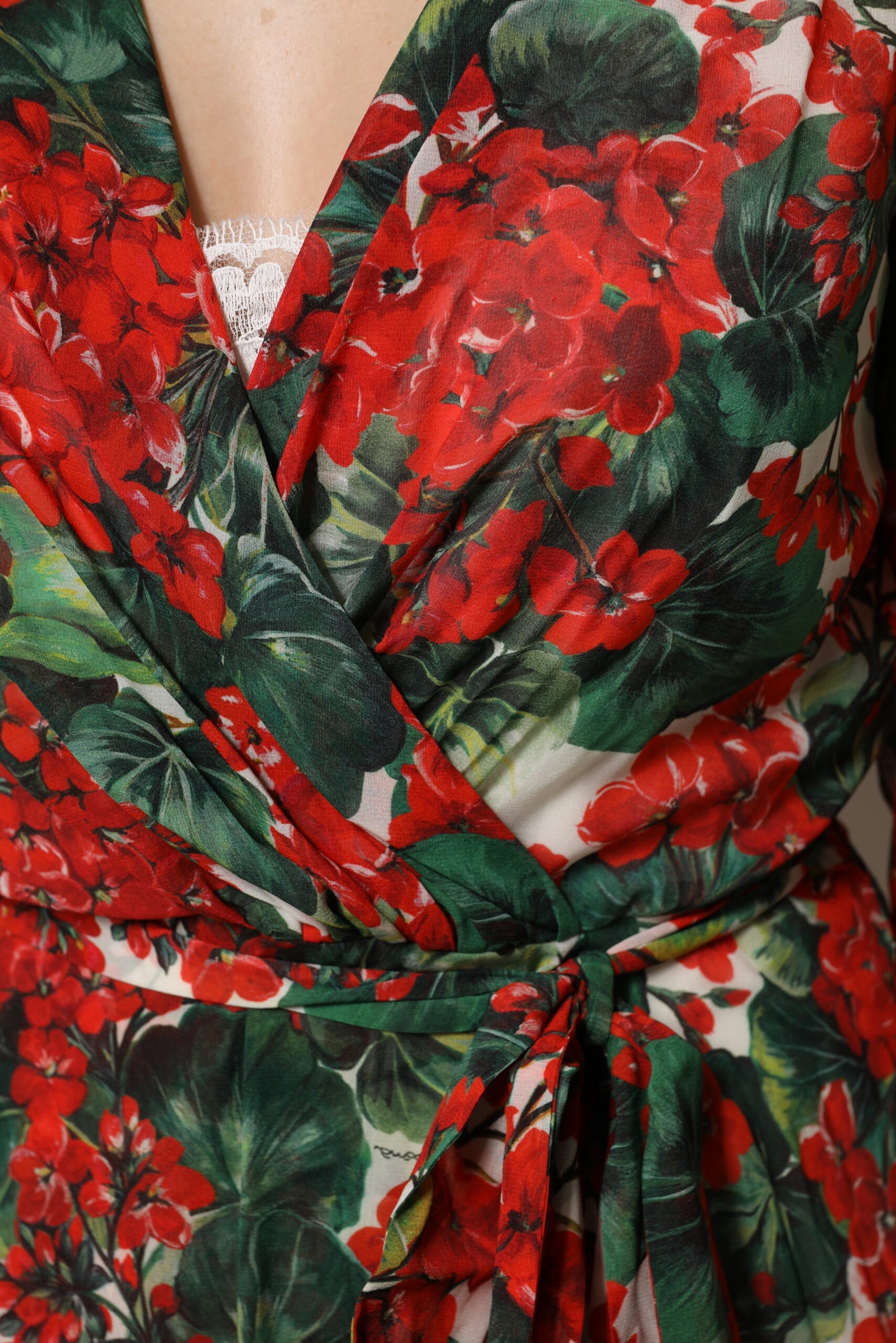 Dolce & Gabbana – Mehrfarbiges, geblümtes Kleid mit langen Ärmeln und V-Ausschnitt