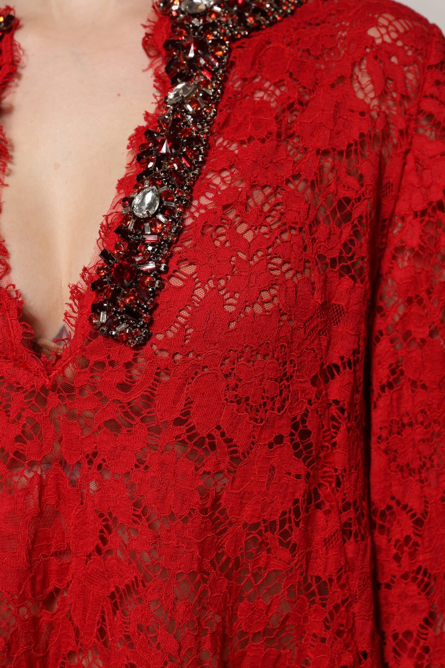 Dolce & Gabbana – Rotes Kleid mit Blumenspitze und Strassverzierung
