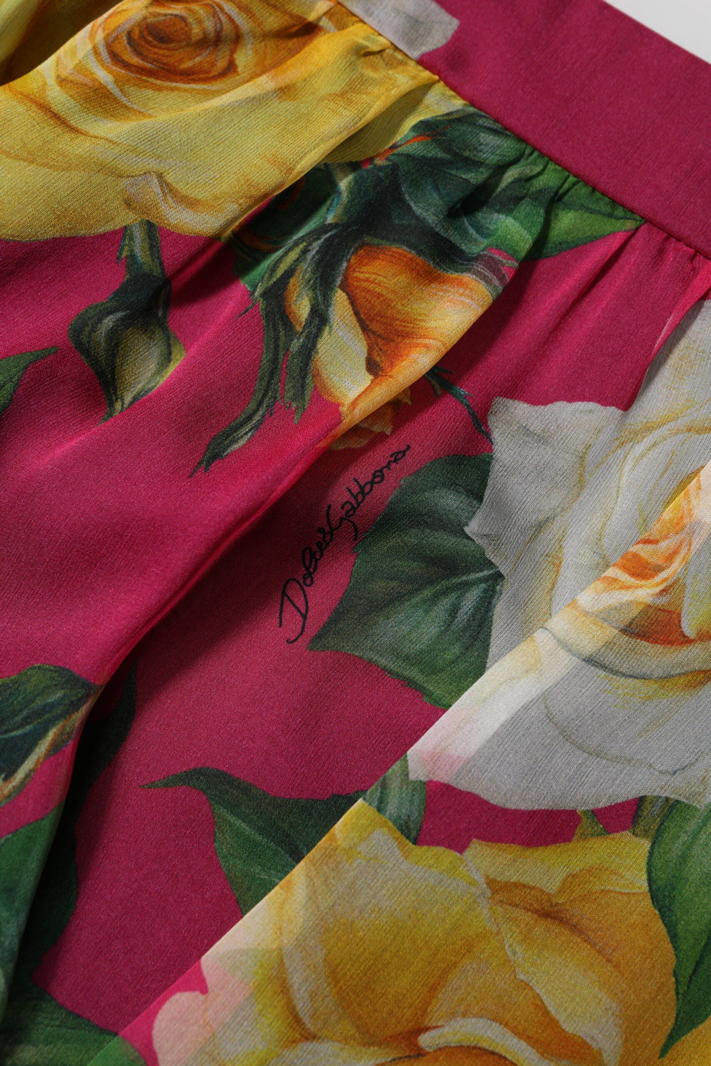 Dolce & Gabbana Rote Hotpants-Shorts mit Blumenmuster und hoher Taille für Damen