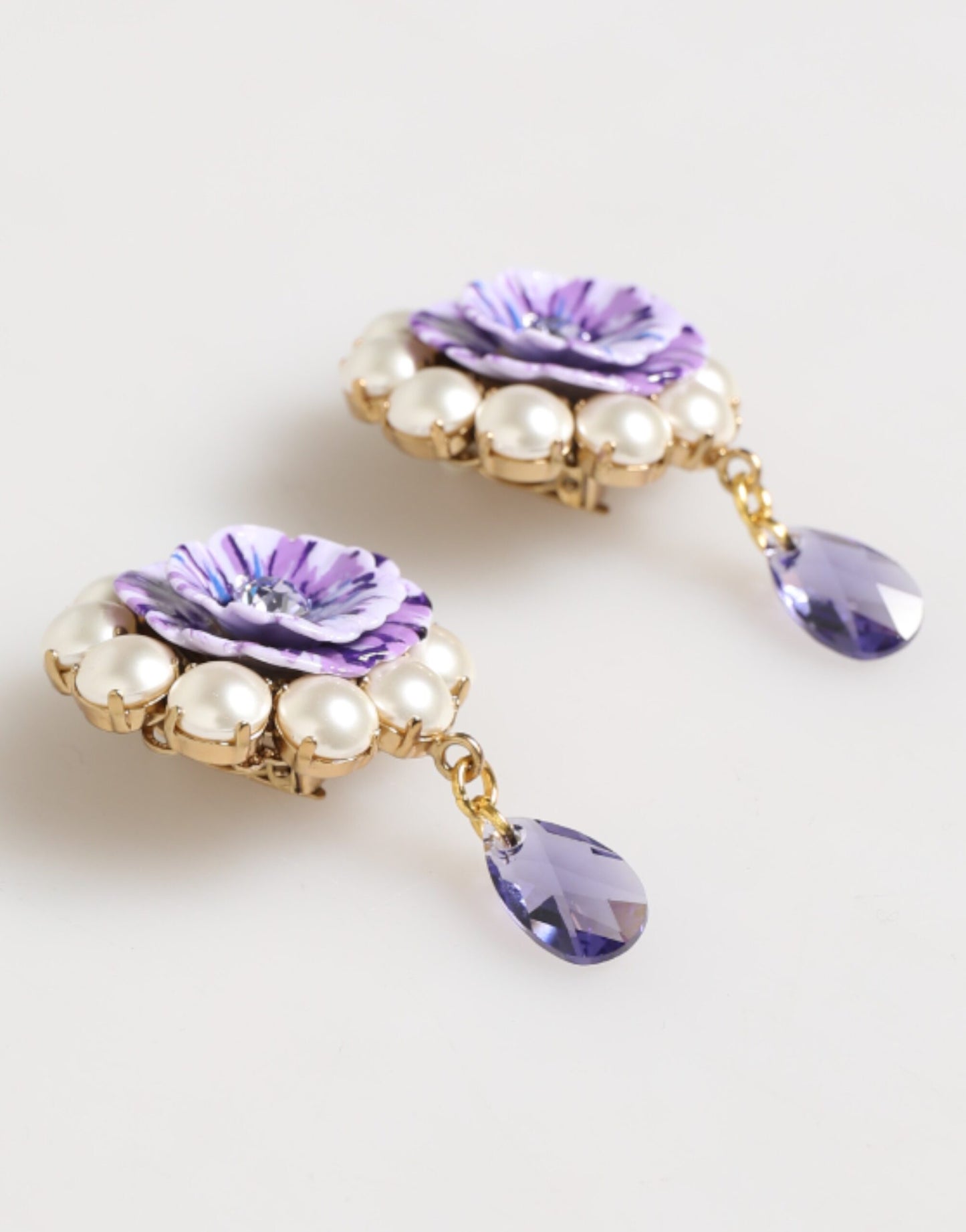 Boucles d'oreilles pendantes à clip Dolce & Gabbana en cristal violet et perles florales