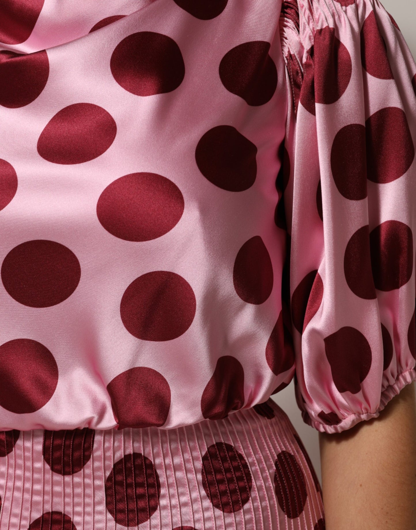 Robe longue en satin de soie à pois roses et rouges Dolce & Gabbana