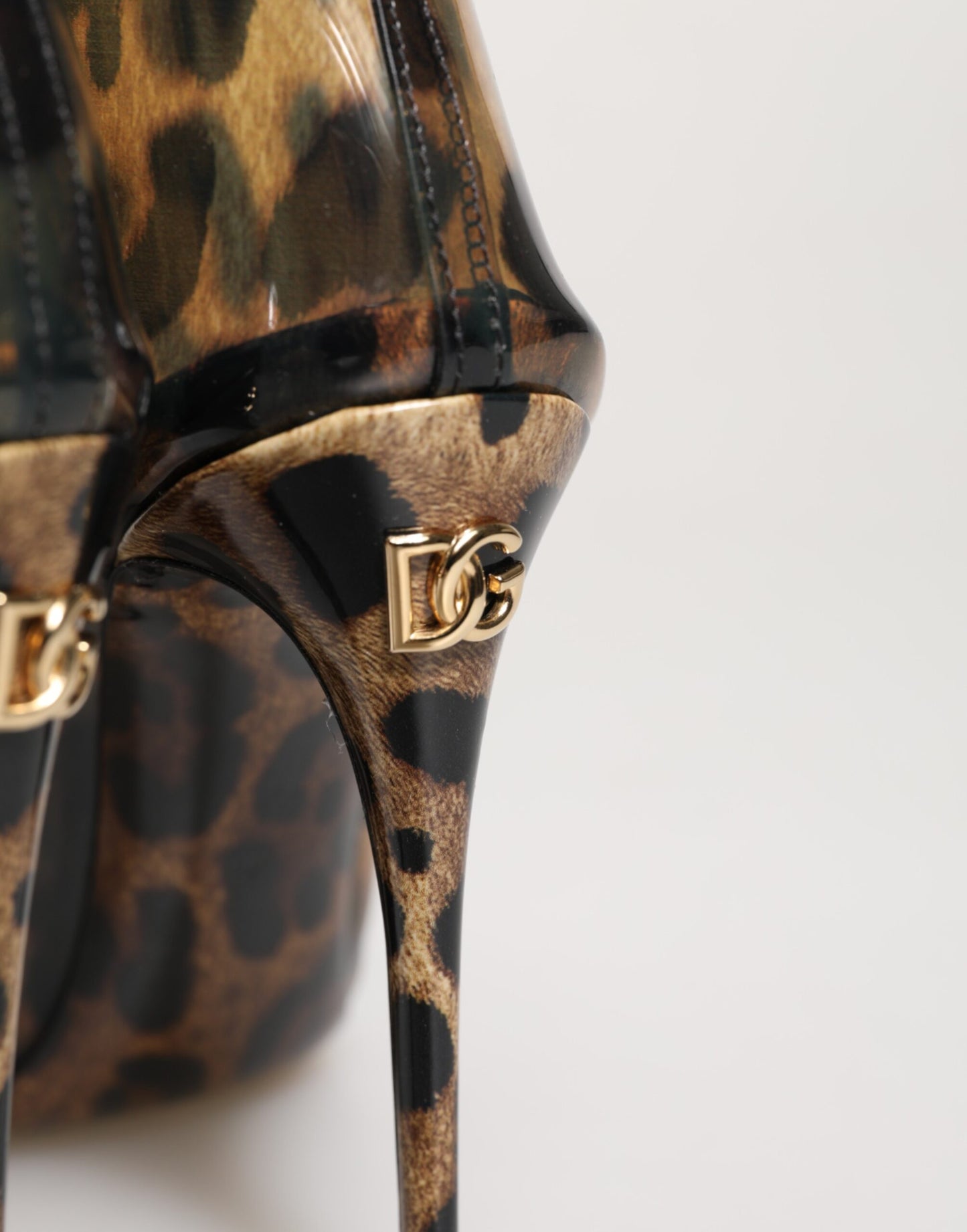 Dolce & Gabbana – Stiefel aus PVC mit spitzer Zehenpartie und Leopardenmuster