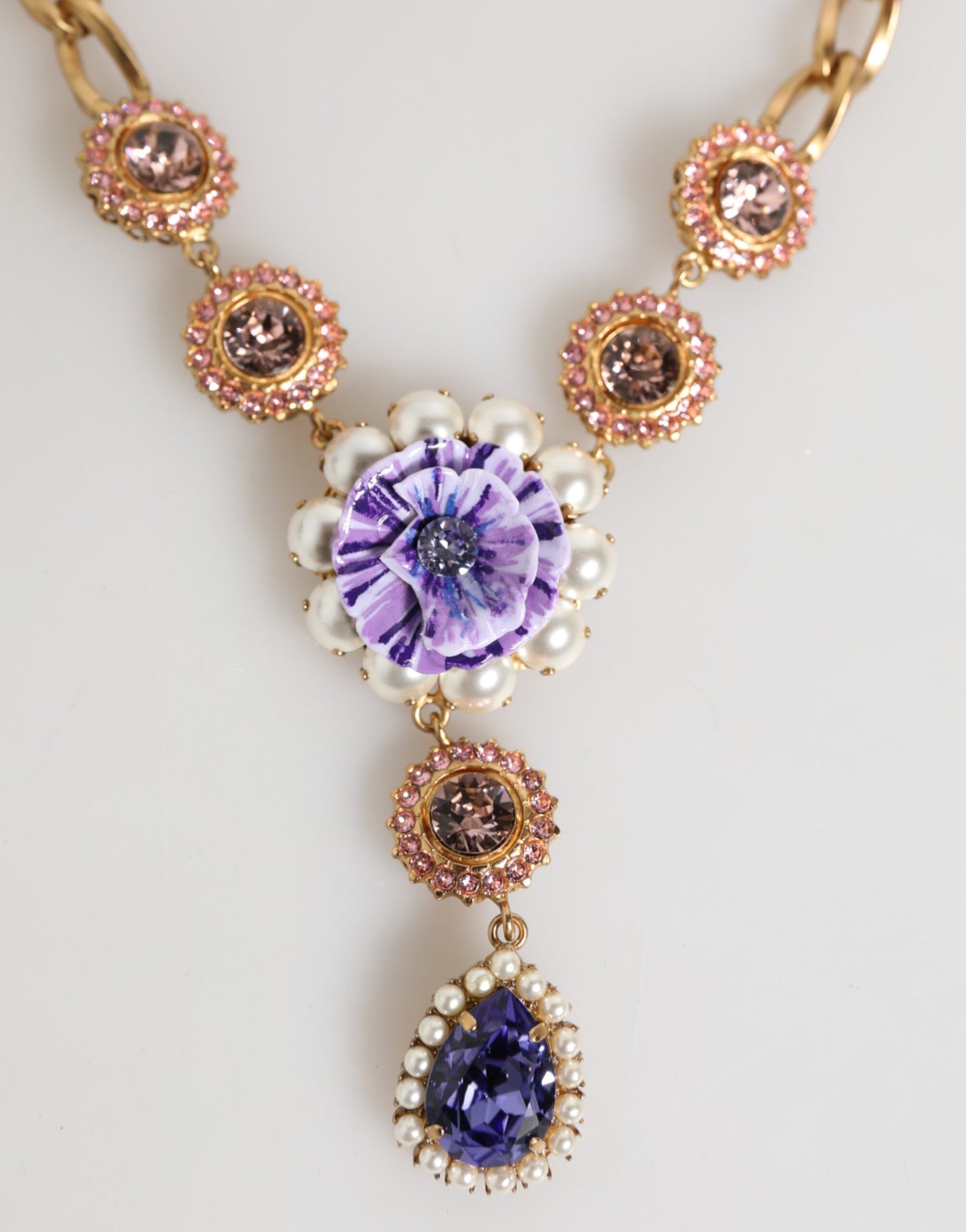 Collier Dolce & Gabbana avec pendentif floral violet en laiton doré et perles de cristal