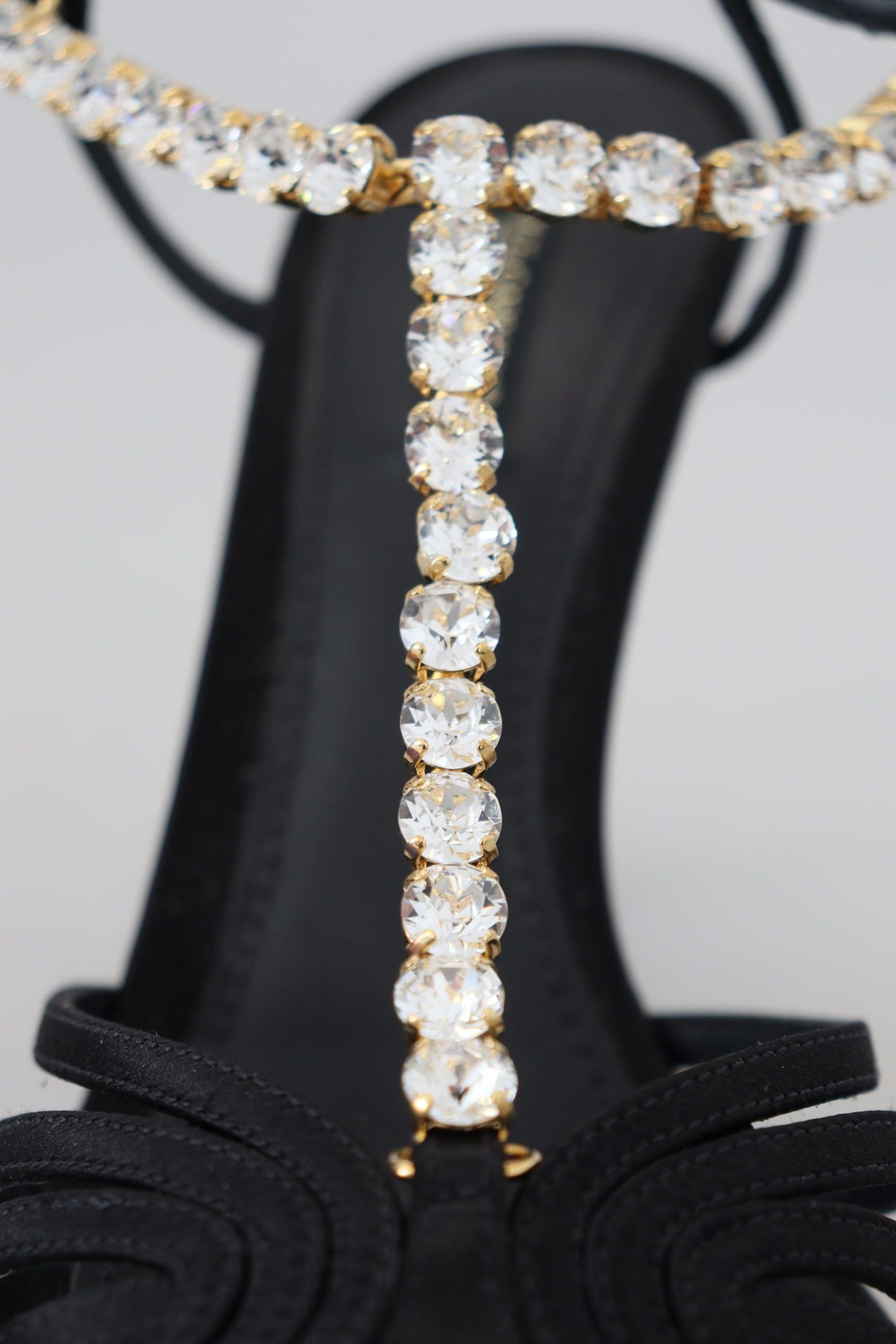 Sandales Dolce &amp; Gabbana en satin noir et cristaux transparents à bride en T