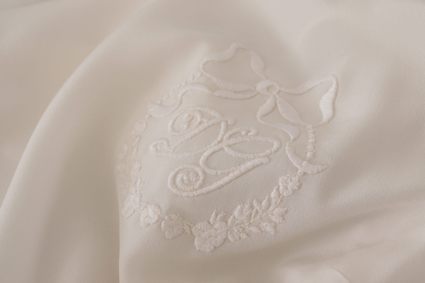 Dolce &amp; Gabbana – Weiße Bluse aus Seide mit DG-Logo-Stickerei und langen Ärmeln