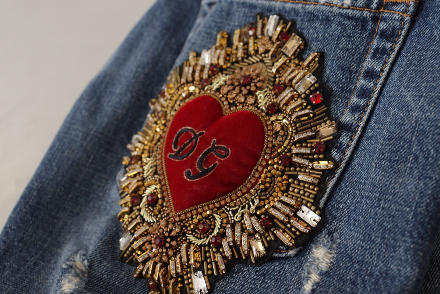 Pantalon en jean Dolce &amp; Gabbana bleu denim avec patch logo cœur baroque
