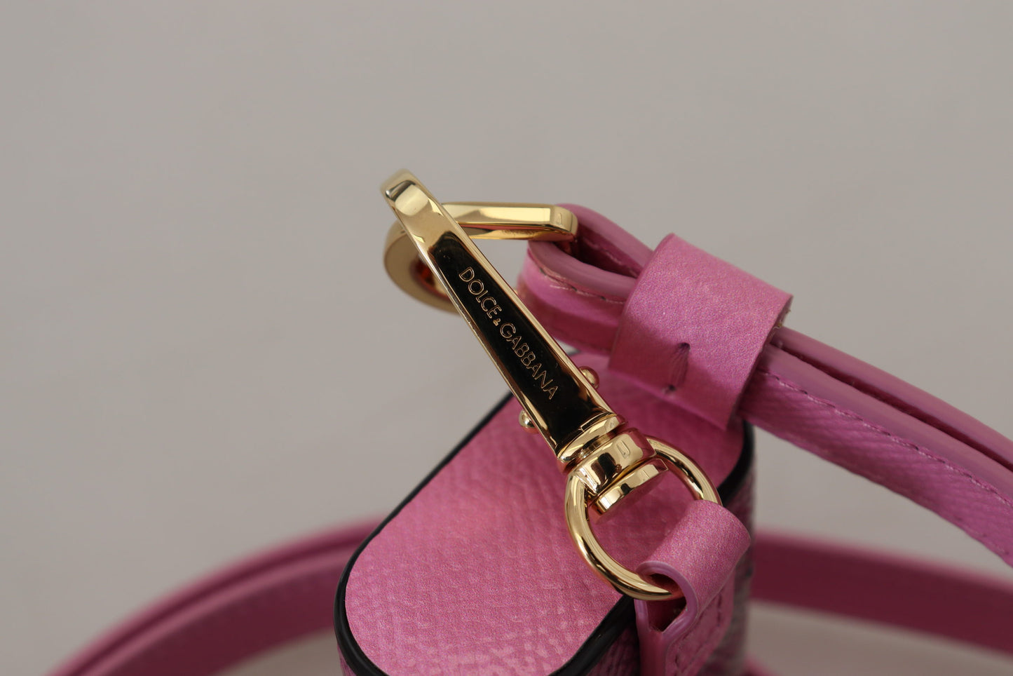 Étui pour Airpods Dolce &amp; Gabbana avec bracelet en cuir rose et noir et logo en métal doré