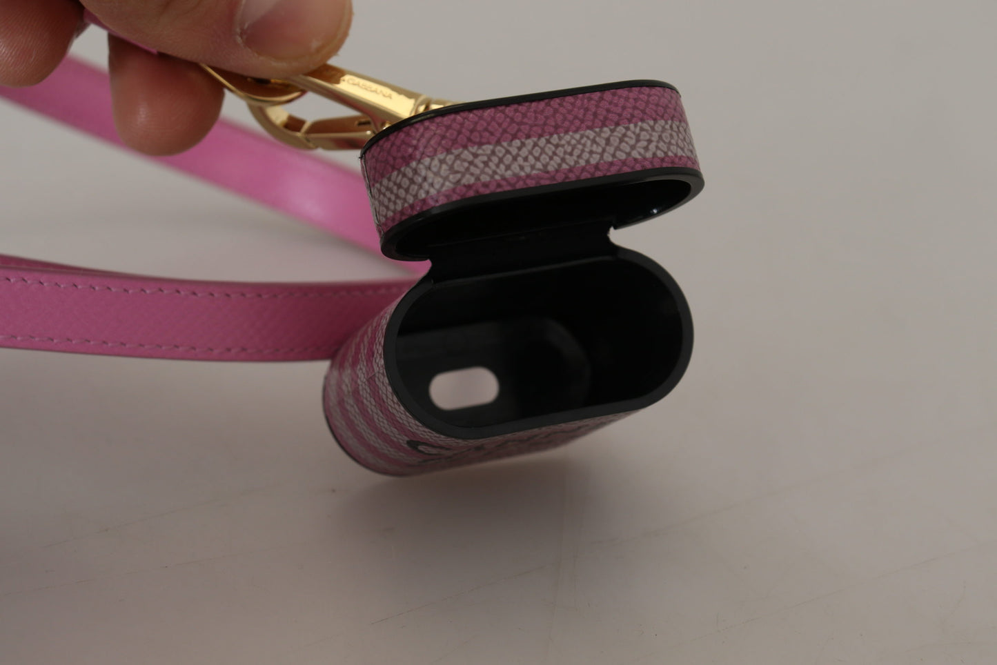 Étui pour Airpods Dolce &amp; Gabbana avec bracelet en cuir rose et noir et logo en métal doré