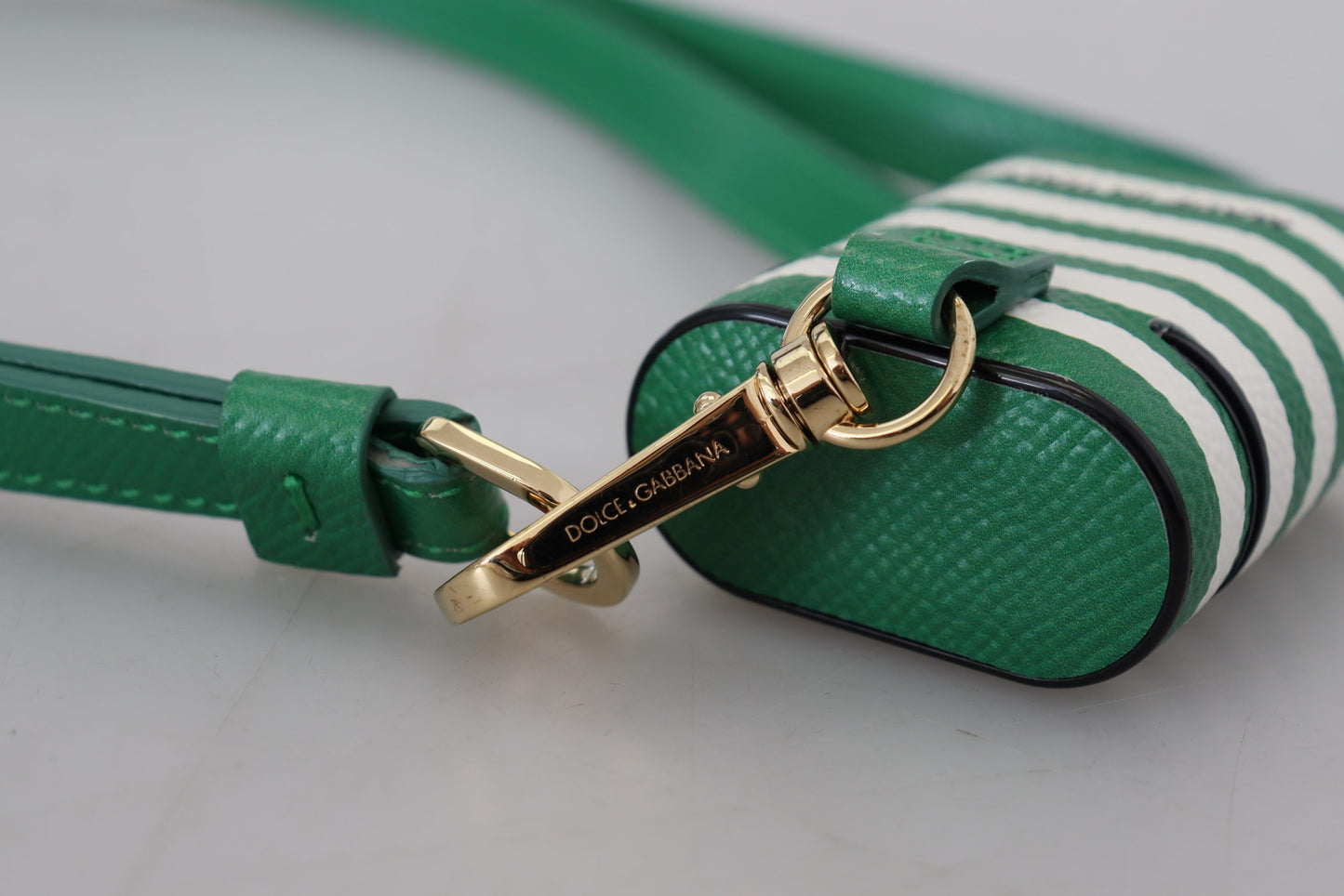 Étui pour Airpods Dolce &amp; Gabbana avec bracelet en cuir vert et logo en métal doré
