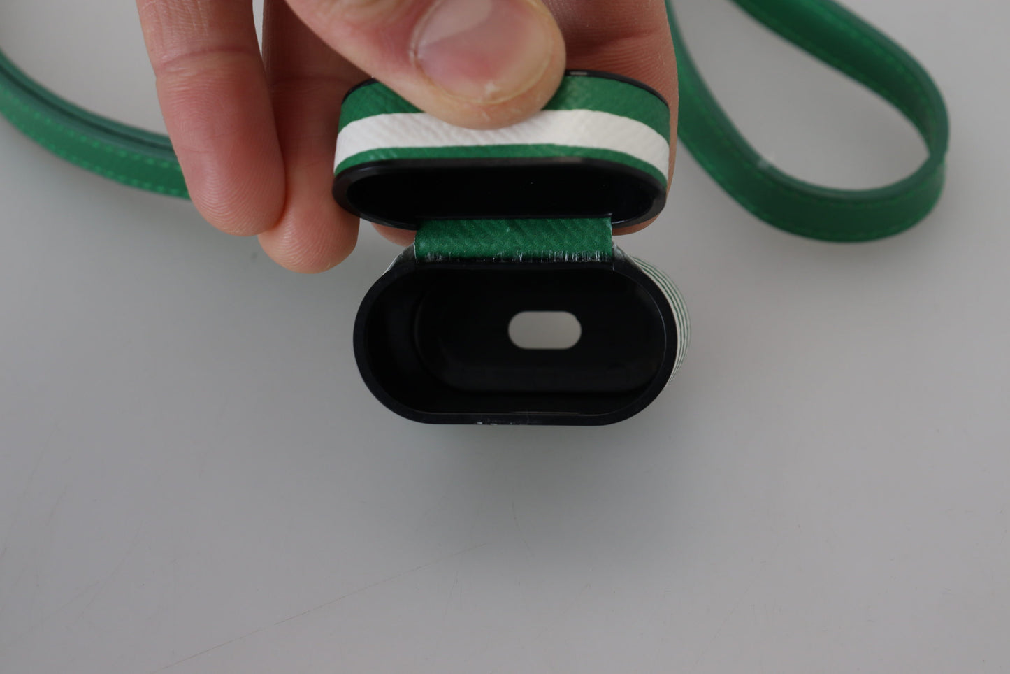 Étui pour Airpods Dolce &amp; Gabbana avec bracelet en cuir vert et logo en métal doré