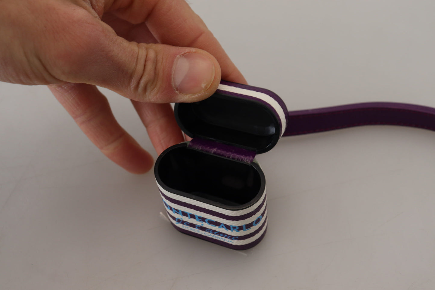 Étui pour Airpods Dolce &amp; Gabbana avec bracelet en cuir violet et logo en métal doré
